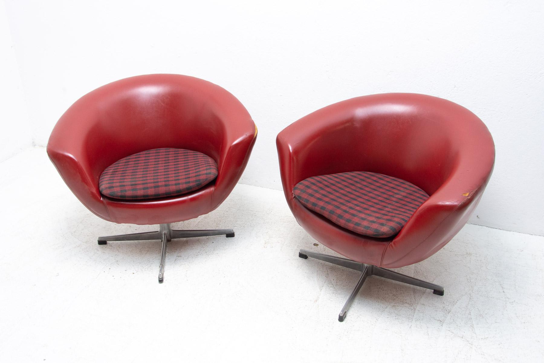 Mid-Century Modern Pair of Mid-Century Swivel Chairs by Up Zavody, 1970's For Sale