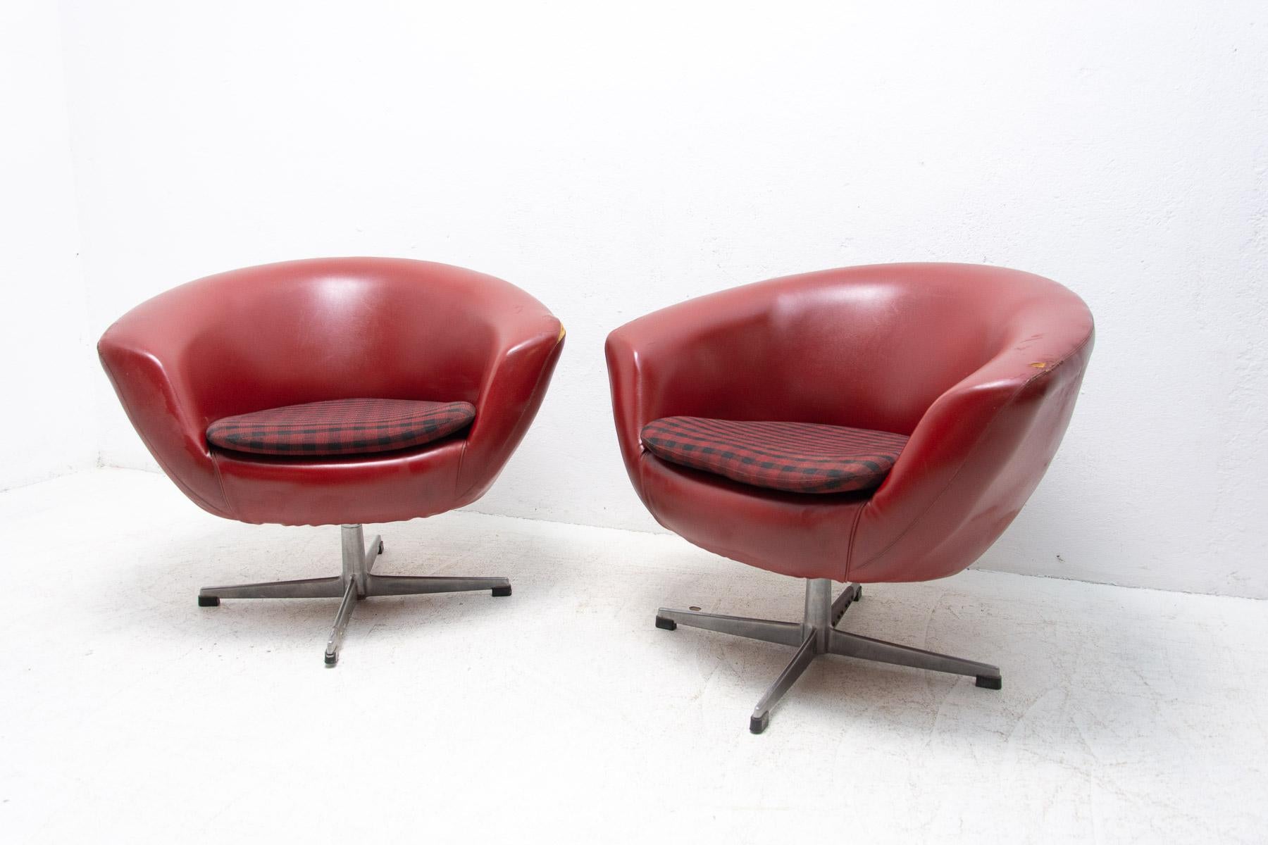 Czech Pair of Mid-Century Swivel Chairs by Up Zavody, 1970's For Sale