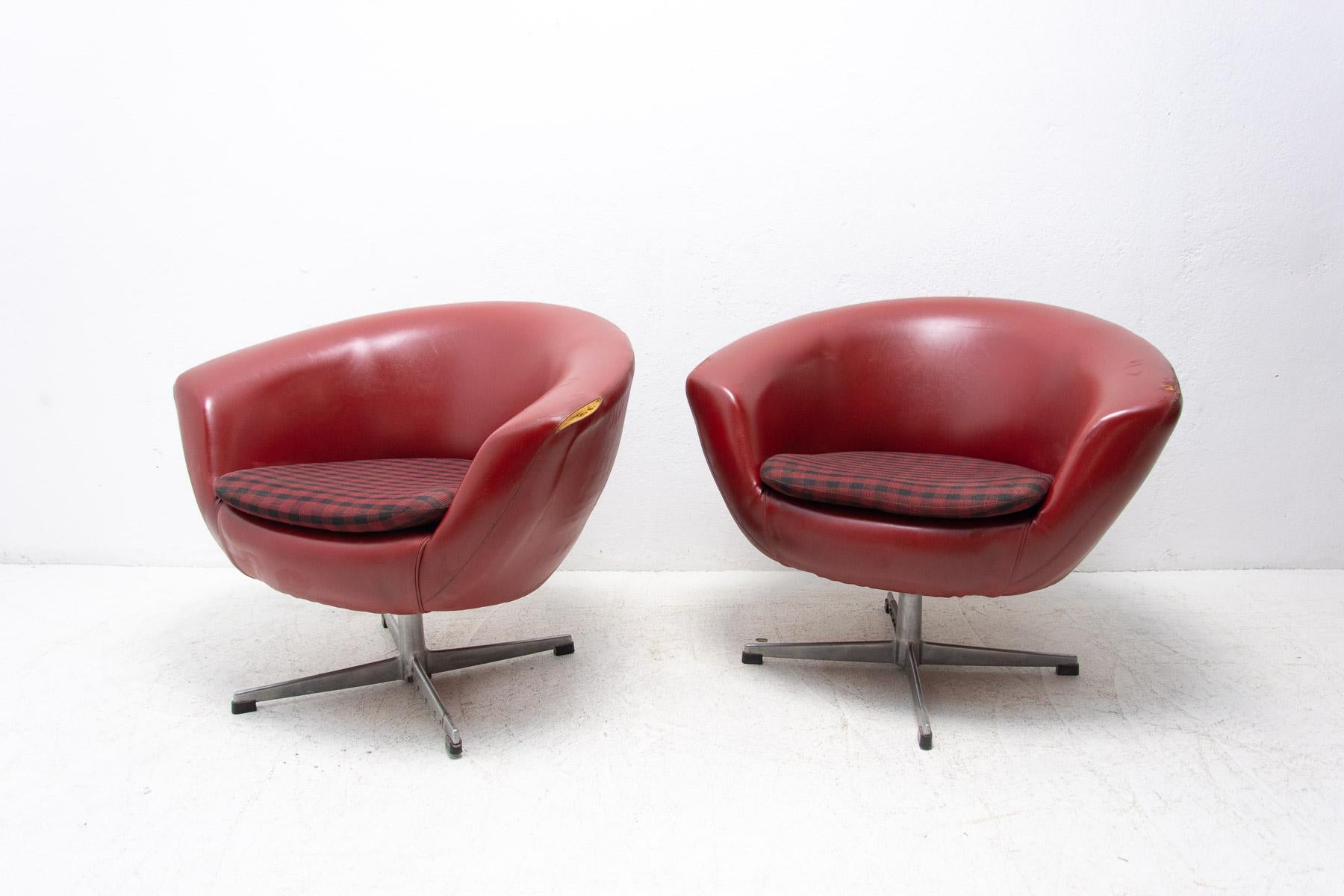 Pair of Mid-Century Swivel Chairs by Up Zavody, 1970's In Good Condition For Sale In Prague 8, CZ