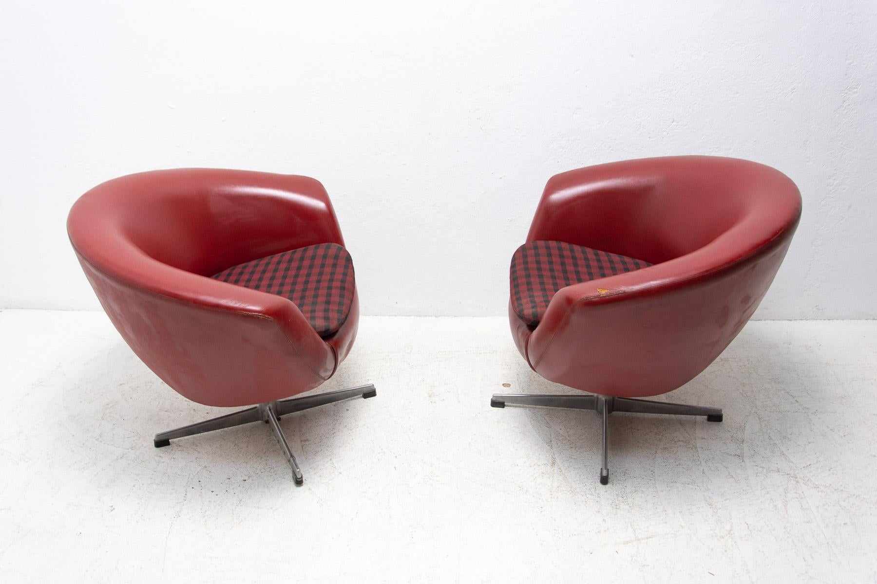 Aluminum Pair of Mid-Century Swivel Chairs by Up Zavody, 1970's For Sale