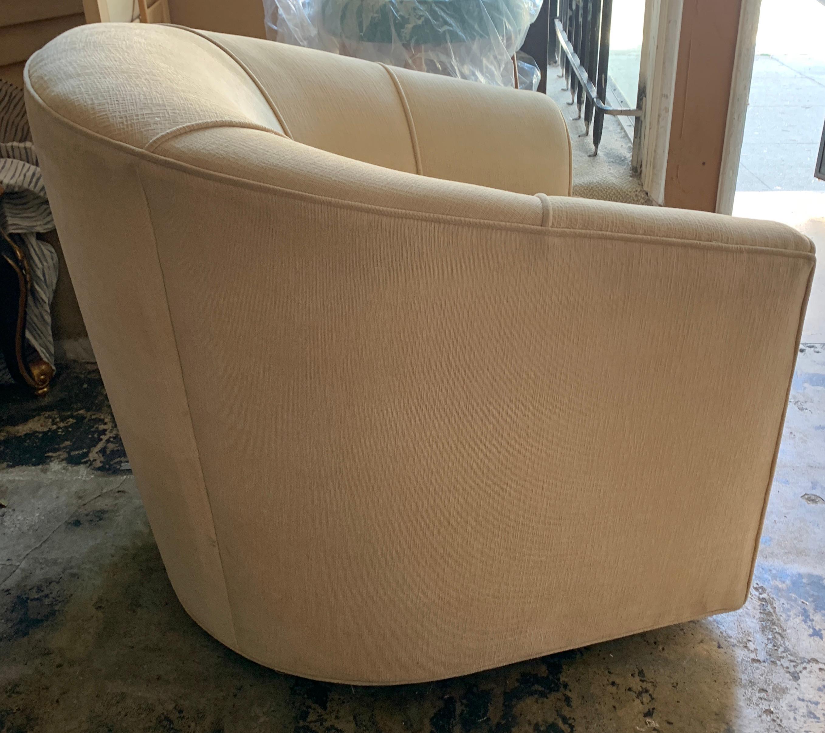 Pair of Swivel Club Chairs in the Style of Milo Baughman In Good Condition In Los Angeles, CA