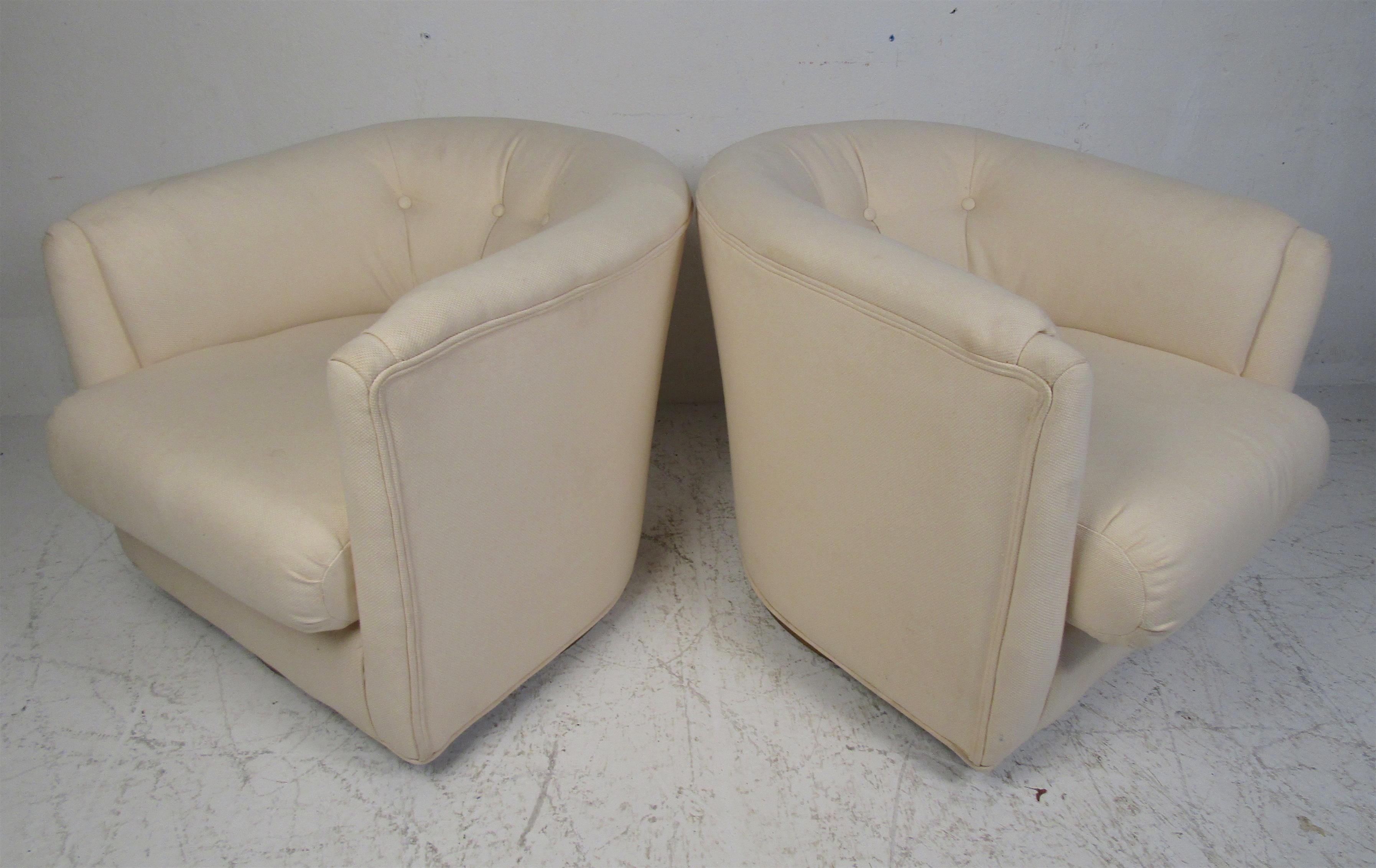Pair of Midcentury Swivel Lounge Chairs In Good Condition In Brooklyn, NY