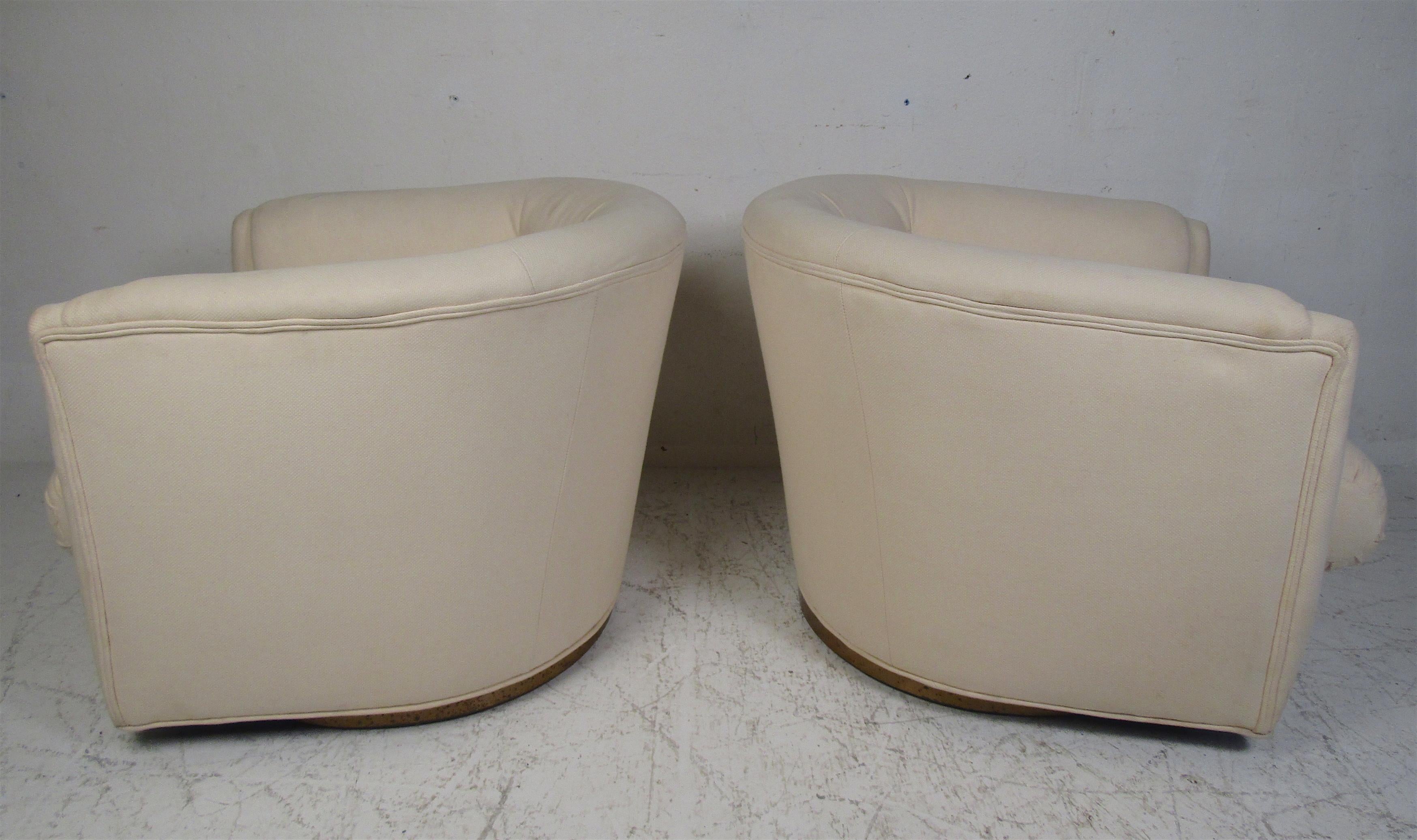 Mid-20th Century Pair of Midcentury Swivel Lounge Chairs