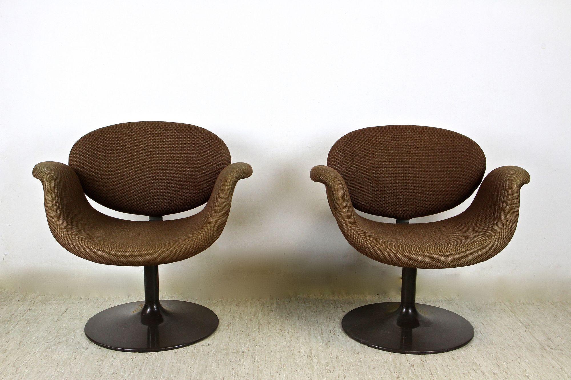 Beautiful pair of dark brown mid-century swivel Tulip armchairs by Pierre Paulin. Made around 1965, this design classic comes with the still original brown woven special fabric showing just a few very minimal abrasions. The fantastic shaped, unique