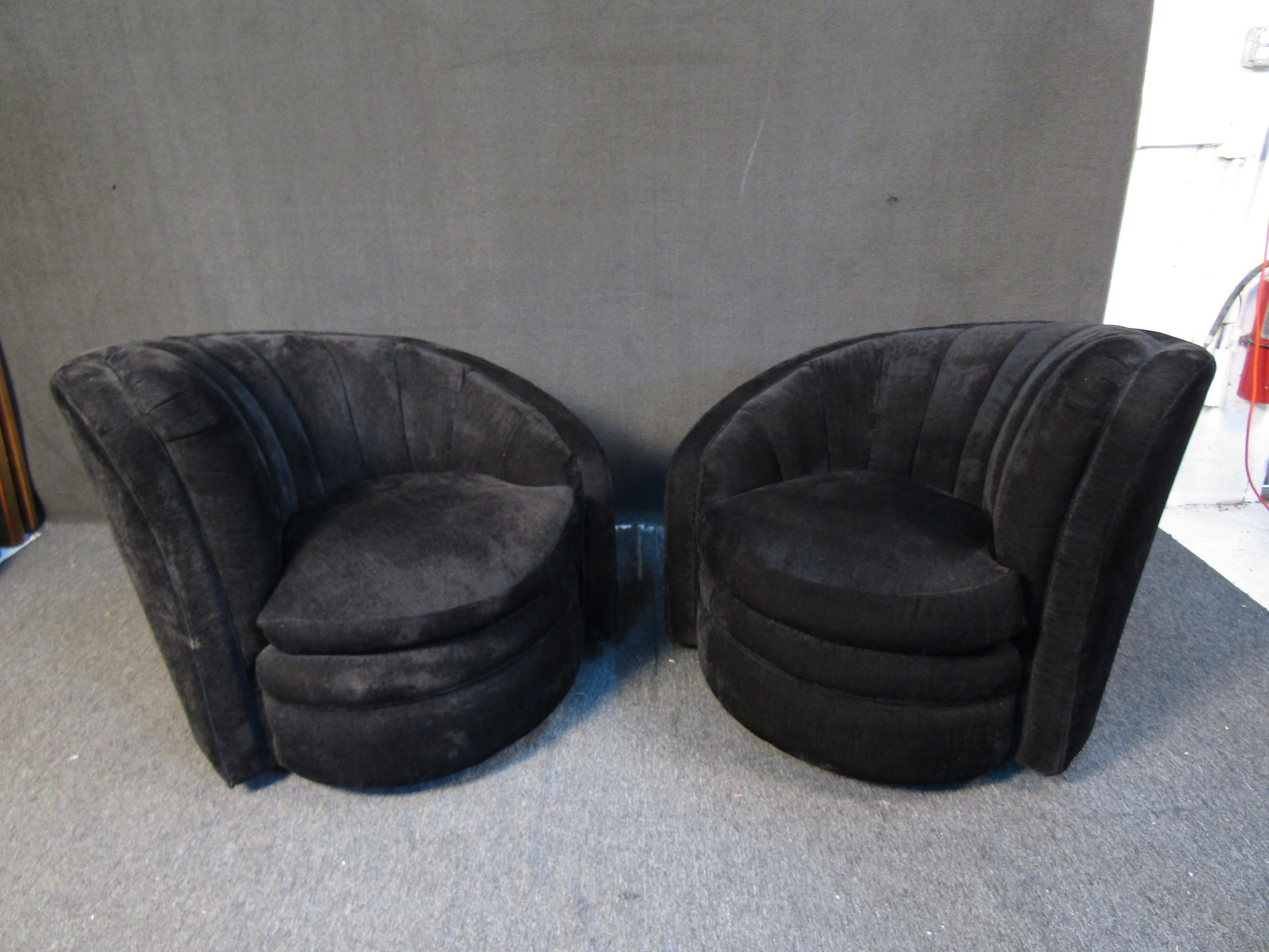 Mid-Century Modern Pair of Mid-Century Swiveling Lounge Chairs
