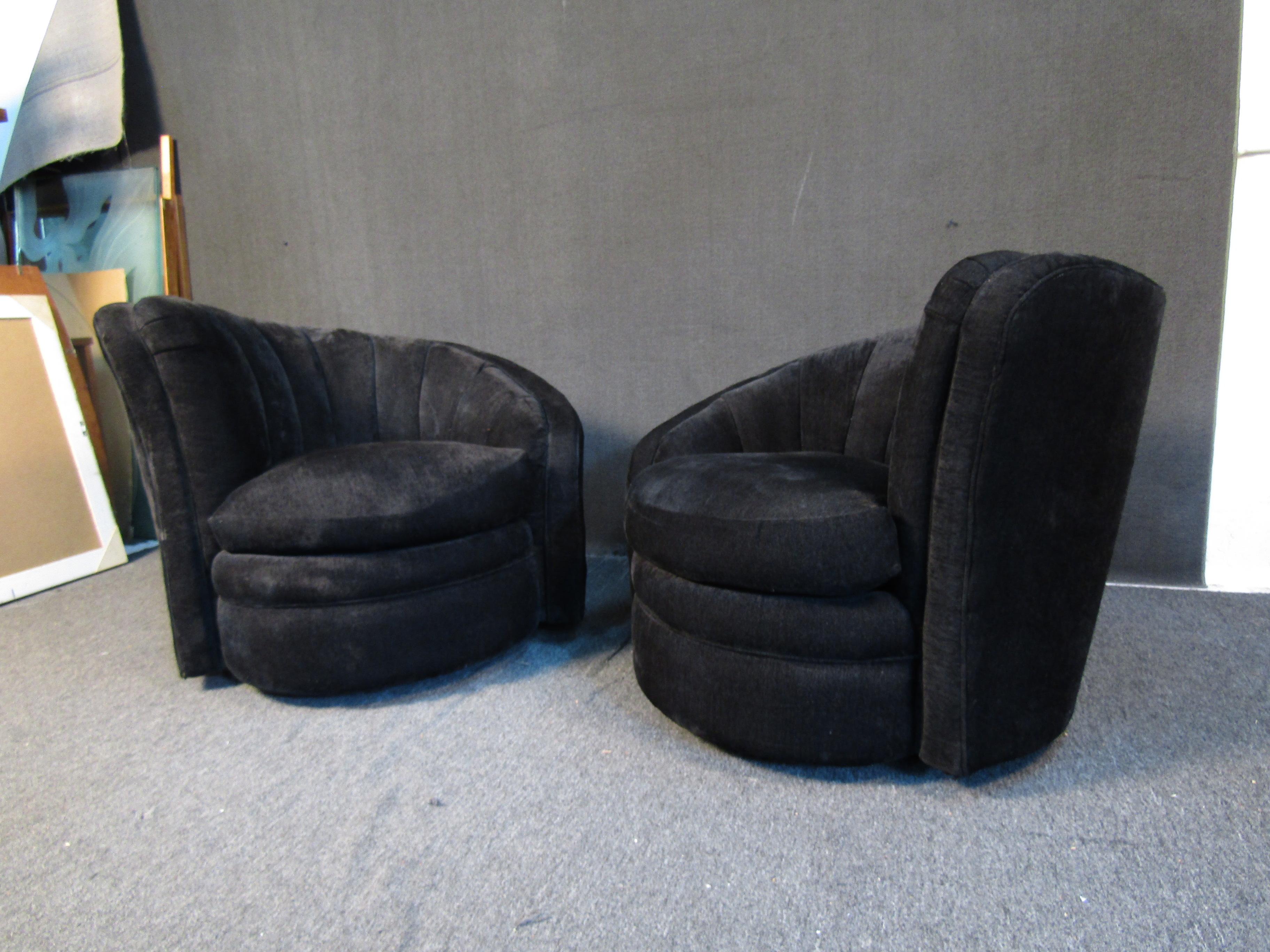 Pair of Mid-Century Swiveling Lounge Chairs In Good Condition In Brooklyn, NY