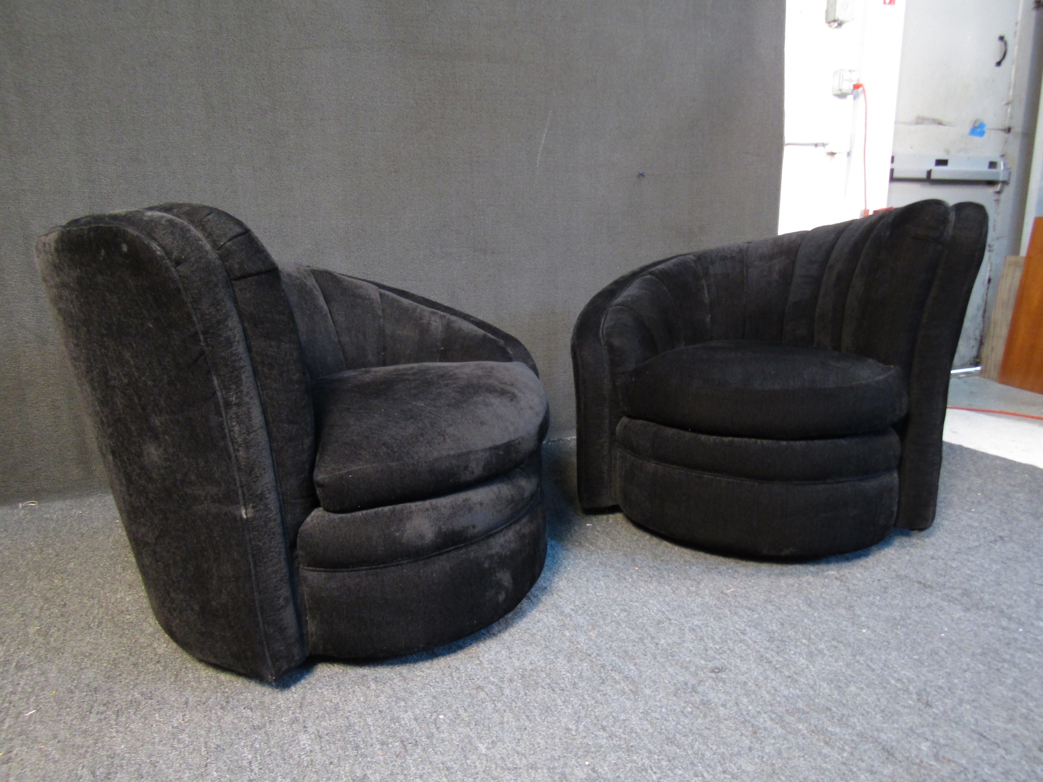 20th Century Pair of Mid-Century Swiveling Lounge Chairs