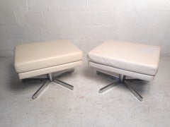 Paire d'ottomans pivotants du milieu du siècle dernier