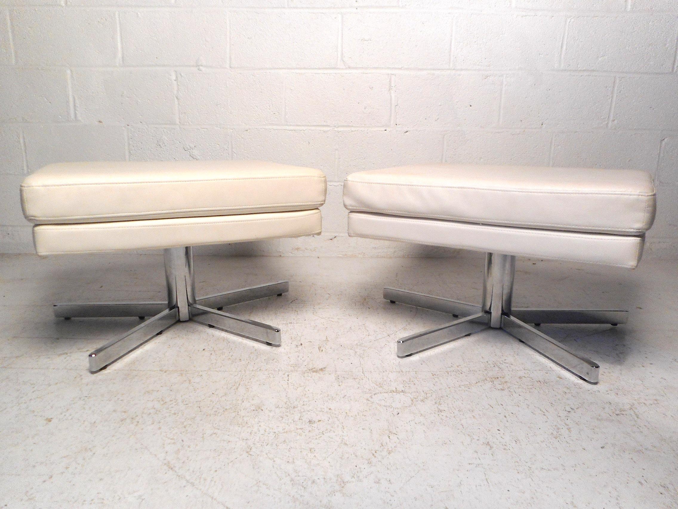 Mid-Century Modern Pair of Midcentury Swiveling Ottomans For Sale