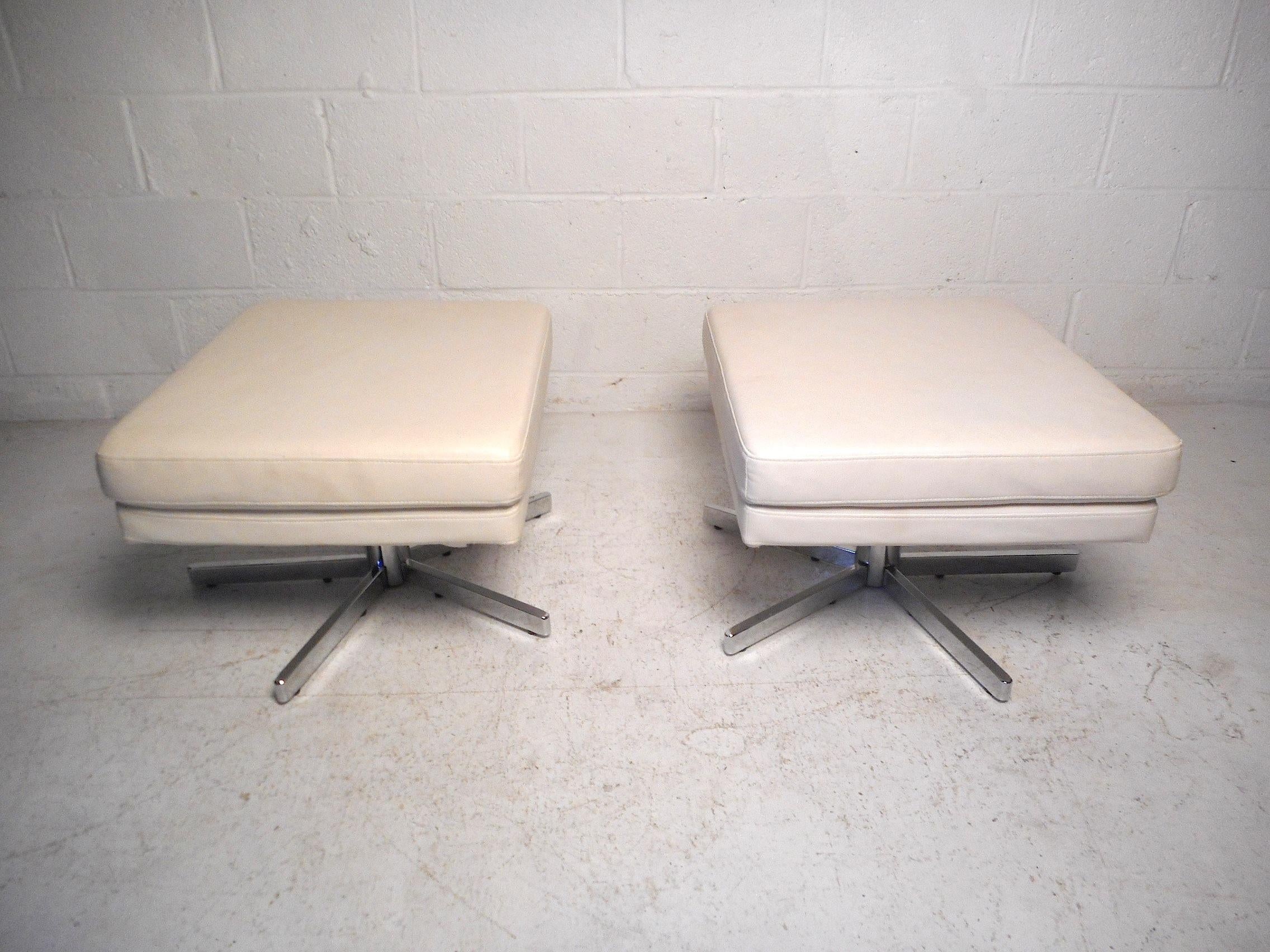 Pair of Midcentury Swiveling Ottomans In Good Condition For Sale In Brooklyn, NY