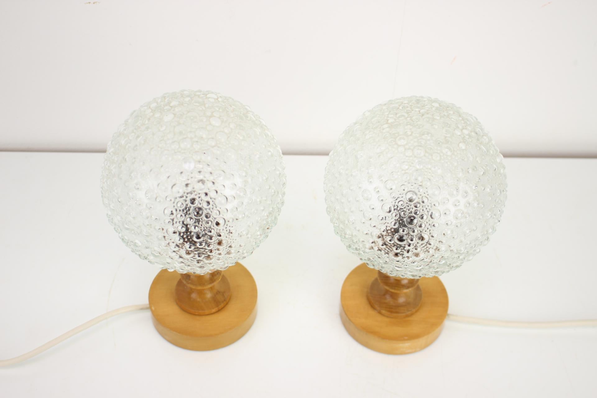 Ensemble vintage de deux lampes de table des années 1970, fabriquées en Hongrie.
Fabriqué en plastique, en verre et en bois.
Entièrement fonctionnel, dans son état d'origine.
Repolies, nettoyées, prêtes à l'emploi.
Signes d'usure.