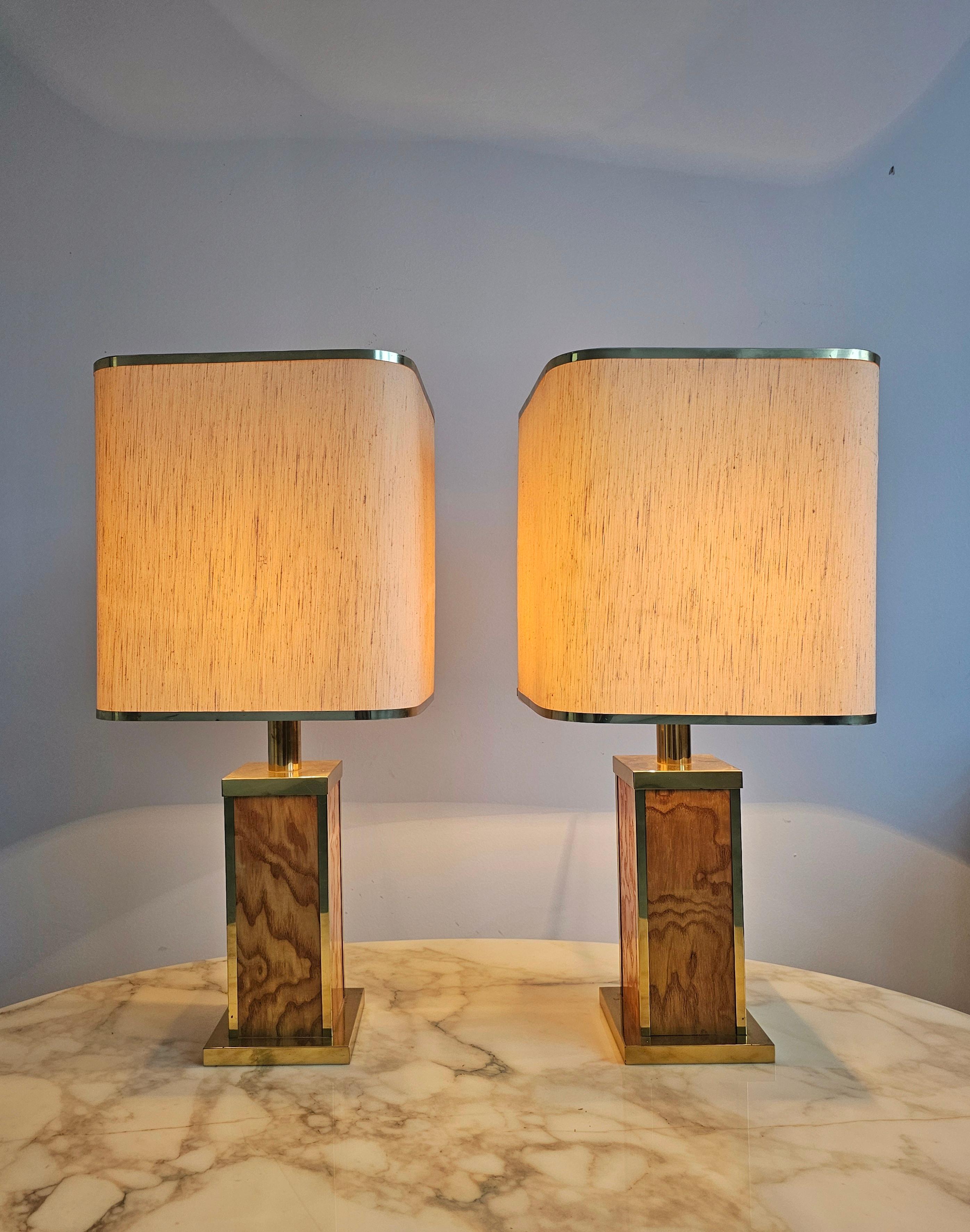 Vous trouverez dans cette liste une paire de grandes lampes de table Mid Century Modern dont le design est attr. à Willy Rizzo. La base des lampes est en bois et en laiton, tandis que les abat-jours sont en soie. Chaque lampe est équipée d'une seule