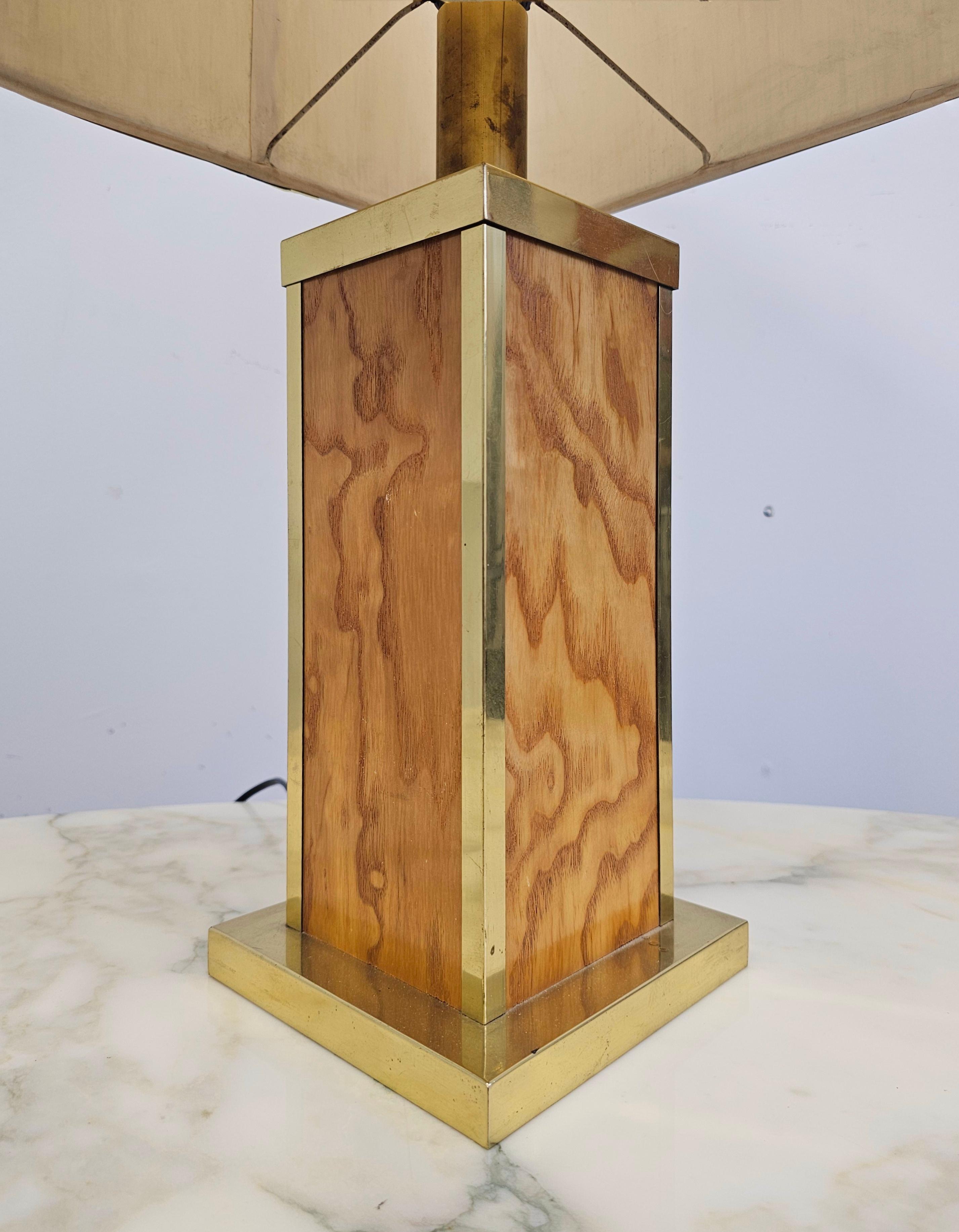 Laiton Paire de lampes de bureau du milieu du siècle dernier attribuée à Willy Rizzo, en bois et laiton en vente