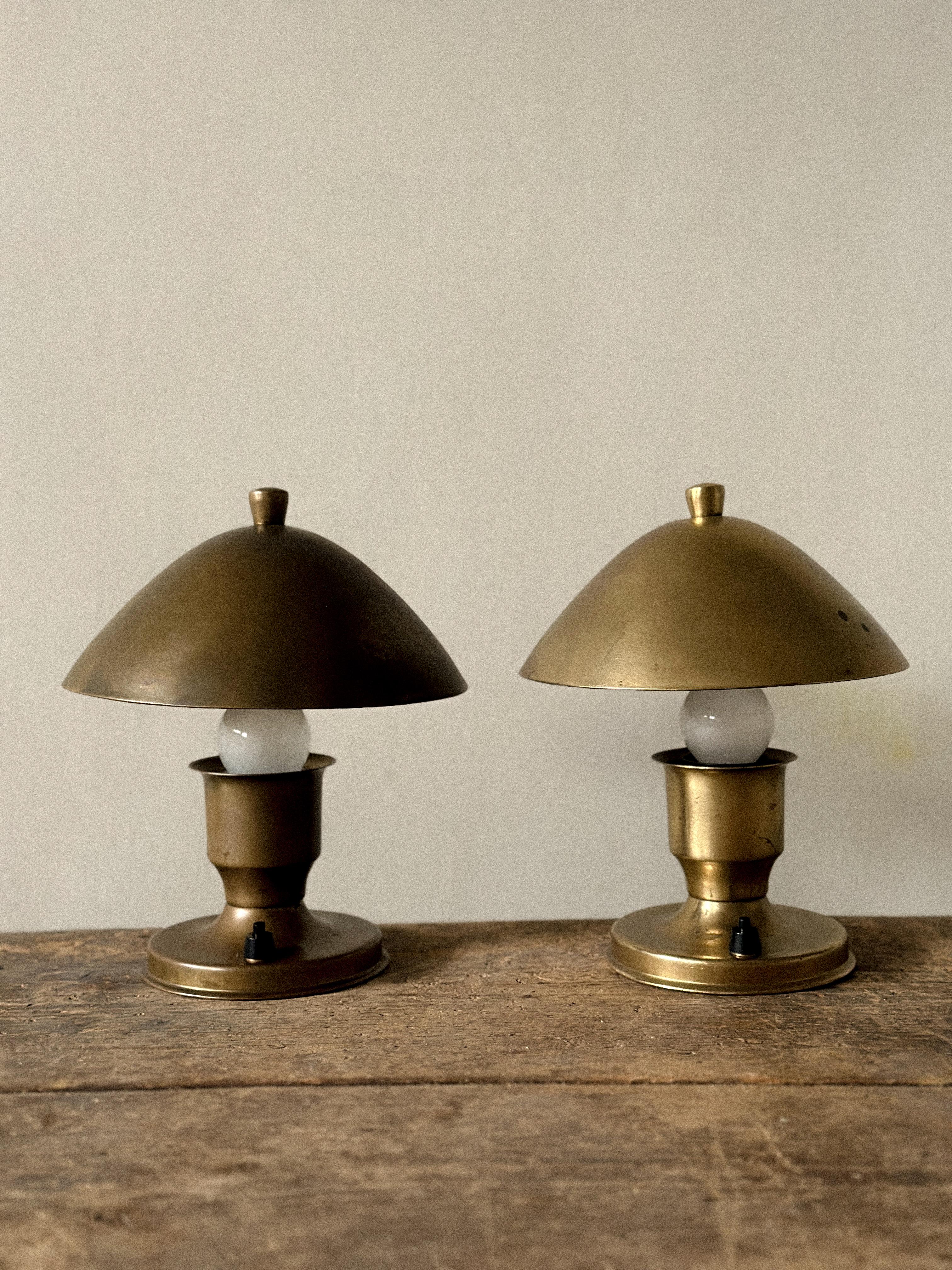Pair of brass table lamps by Brødrene Sæther, Oslo, circa 1950s. Dome-shaped shades mounted on turned brass bases. The shades can be tilted to direct the light, allowing for adjustable illumination.

Different patina between the two, one slightly