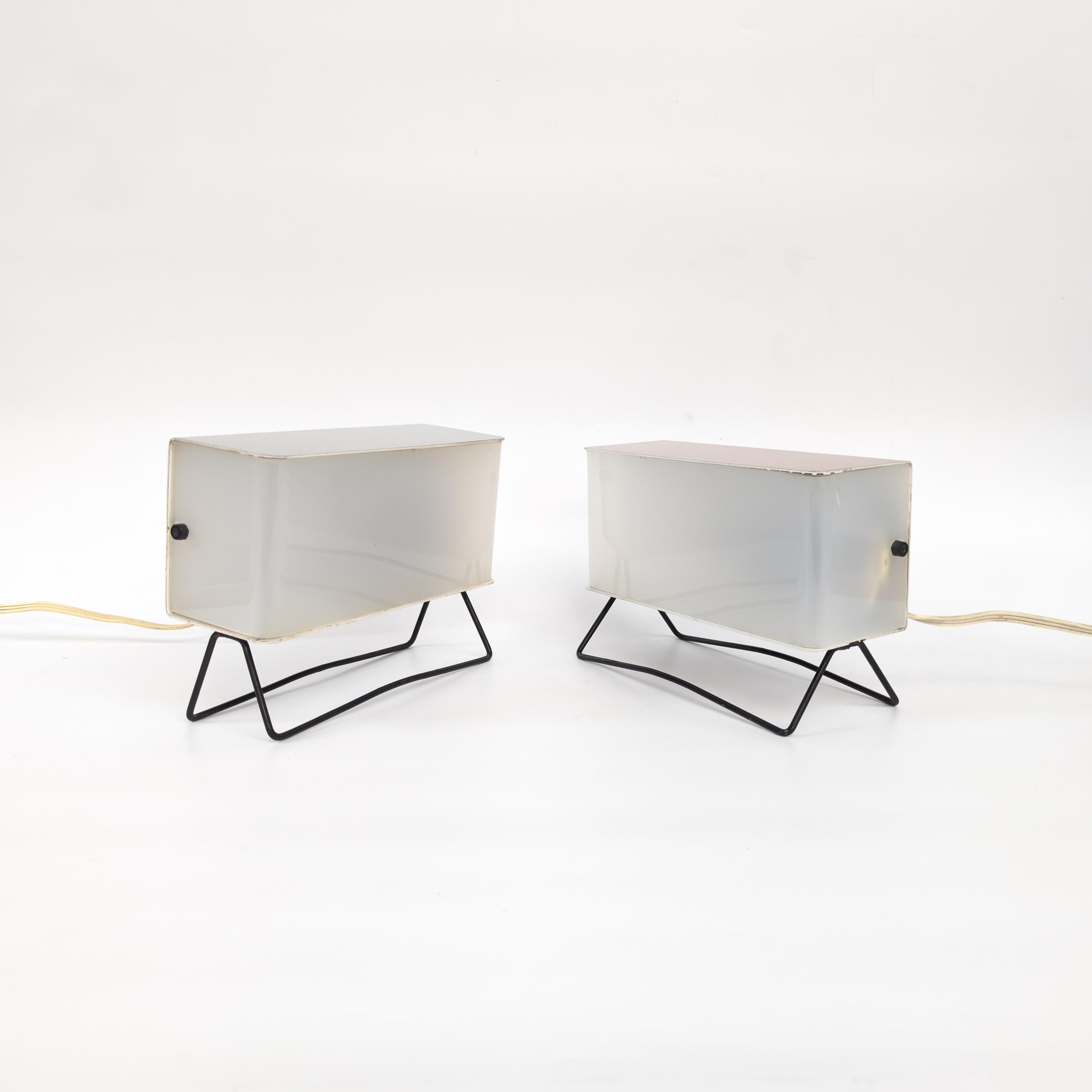Lampes de table uniques fabriquées par Pokrok Žilina, ancienne Tchécoslovaquie, dans les années 1960. Fabriqué en métal laqué et en plexiglas. En très bel état d'origine avec quelques traces mineures d'usure et d'âge. Dimensions : hauteur 16 cm,