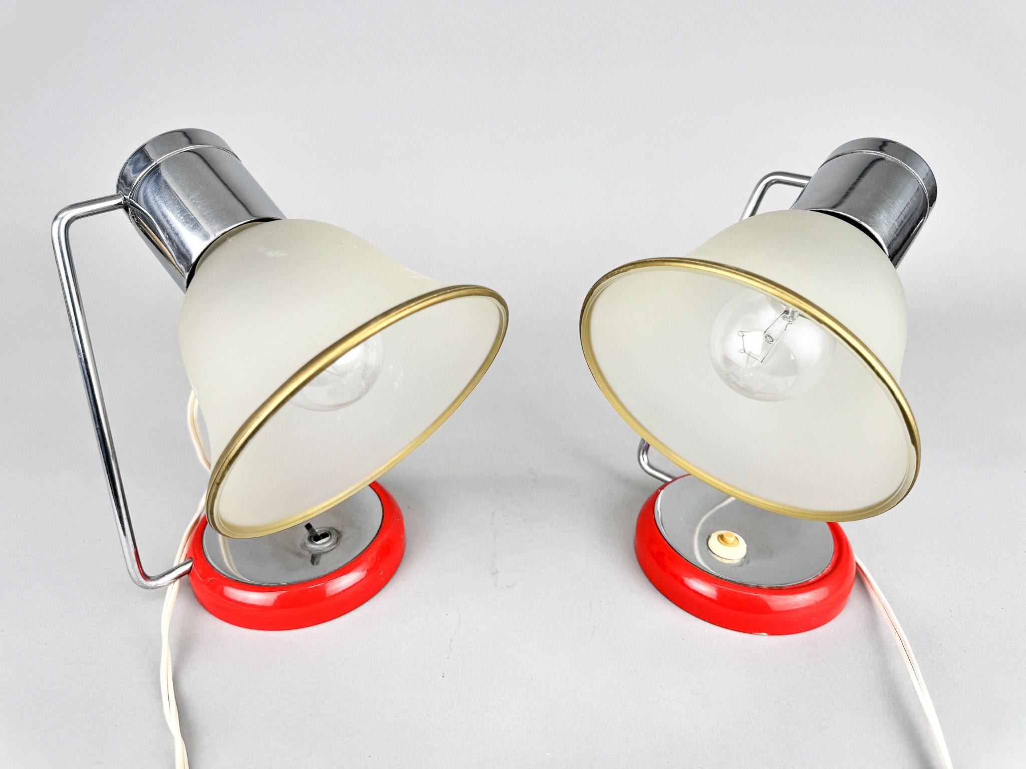 Pareja de lámparas de mesa de mediados de siglo, Checoslovaquia Metal en venta