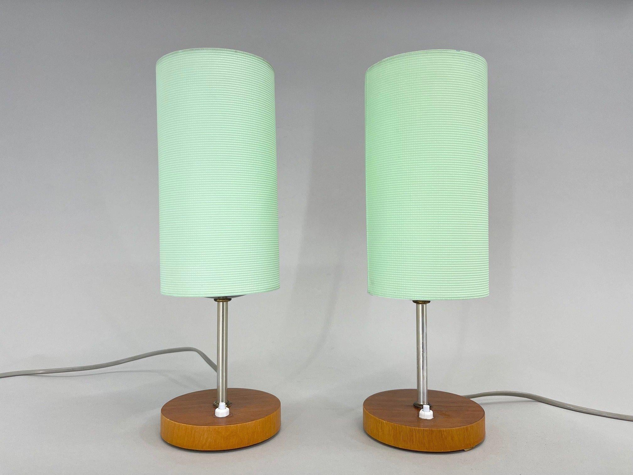 Ensemble de deux lampes de table ou de chevet vintage. Le socle est en bois et les abat-jour sont en plastique. 1x40W E12-E14 ampoule.