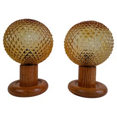Pareja de Lámparas de Mesa de Mediano Siglo con Cristal Ámbar y Base de Madera, Checoslovaquia