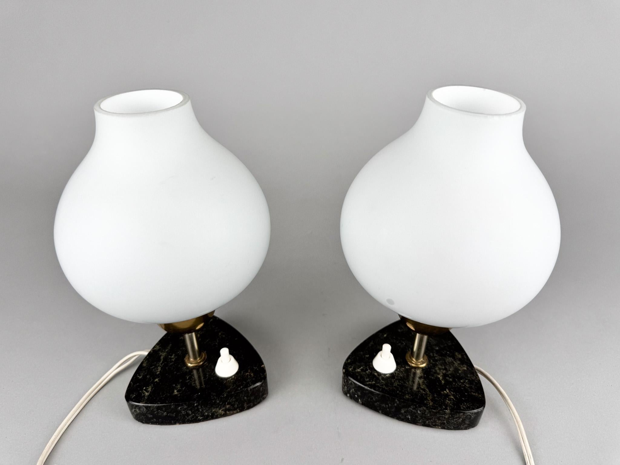 Paire de lampes de table ou de chevet du milieu du siècle dernier en vente 5