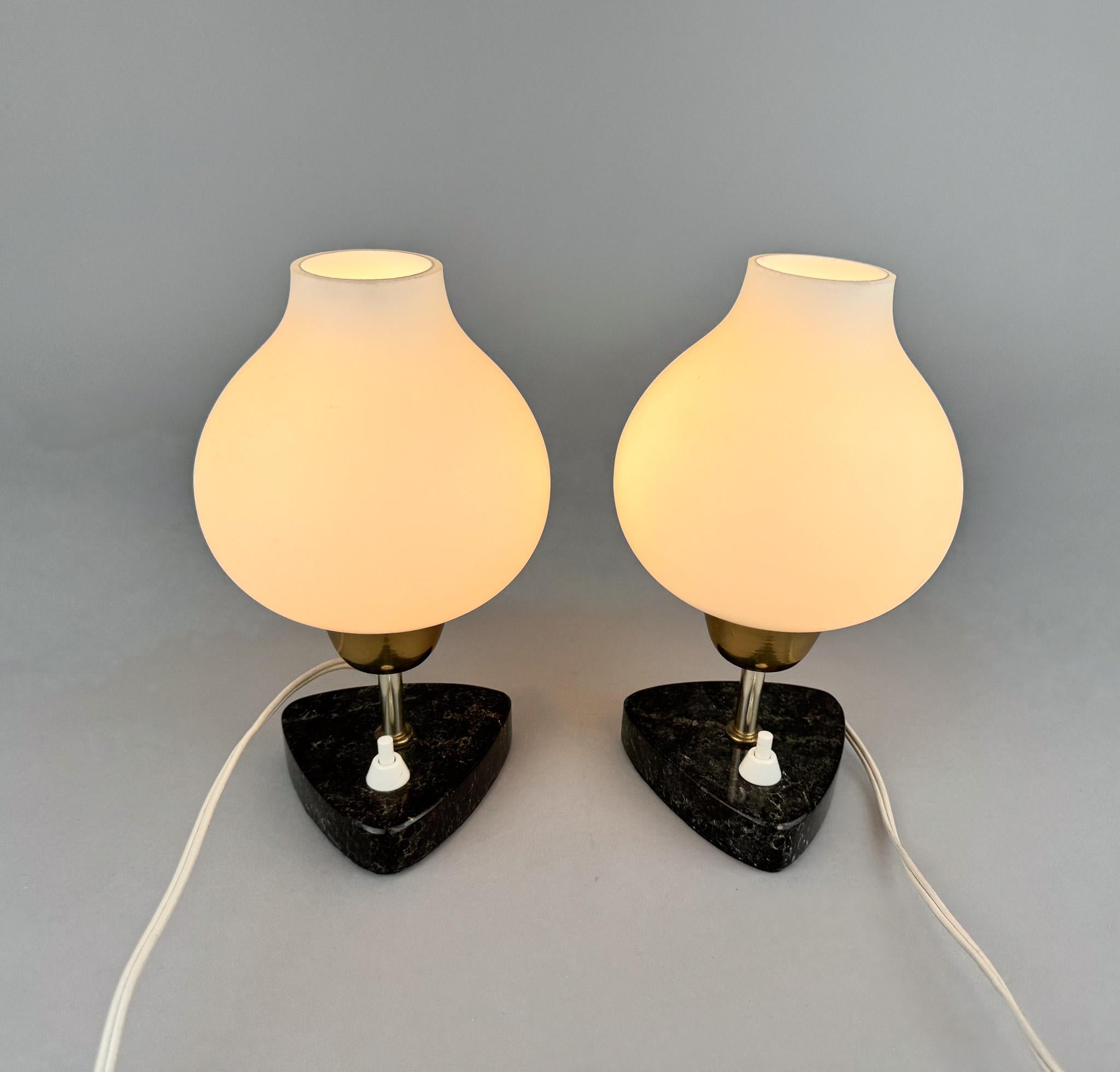 Paire de lampes de table ou de chevet du milieu du siècle dernier en vente 7