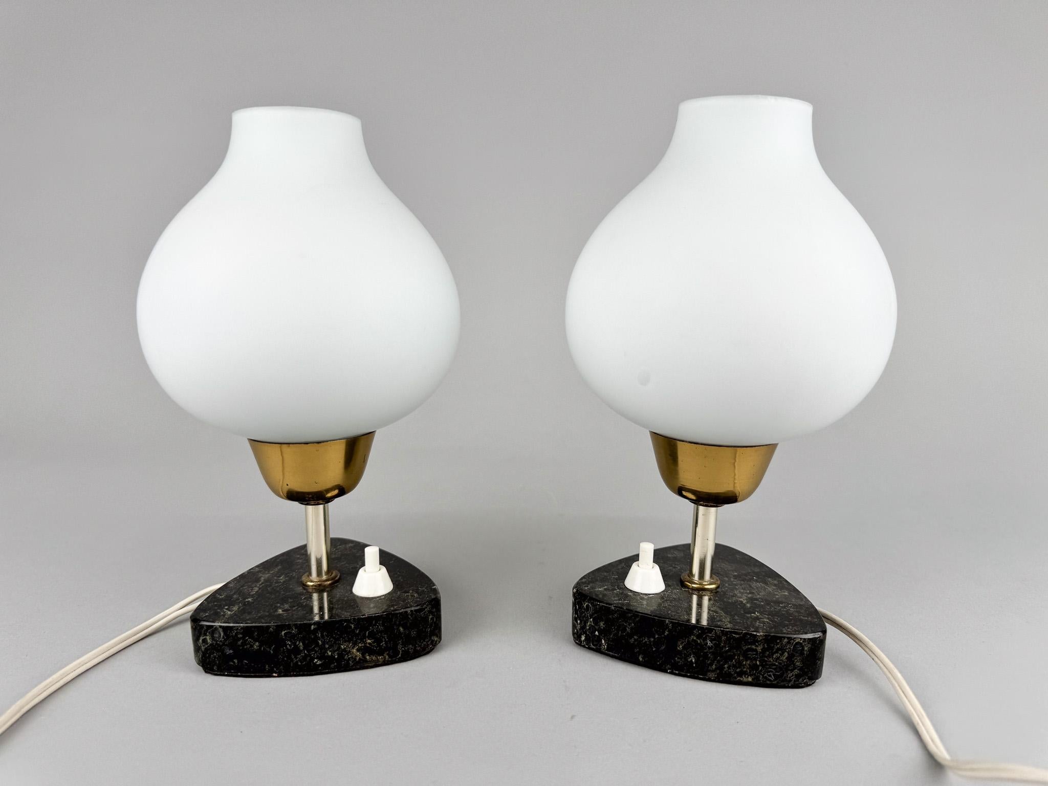 Ensemble de deux lampes de table vintage avec base en marbre et laiton et abat-jour en verre opalin. Câblage d'origine entièrement fonctionnel. Ampoule : 2 x 1 x E14. Adaptateur américain inclus.