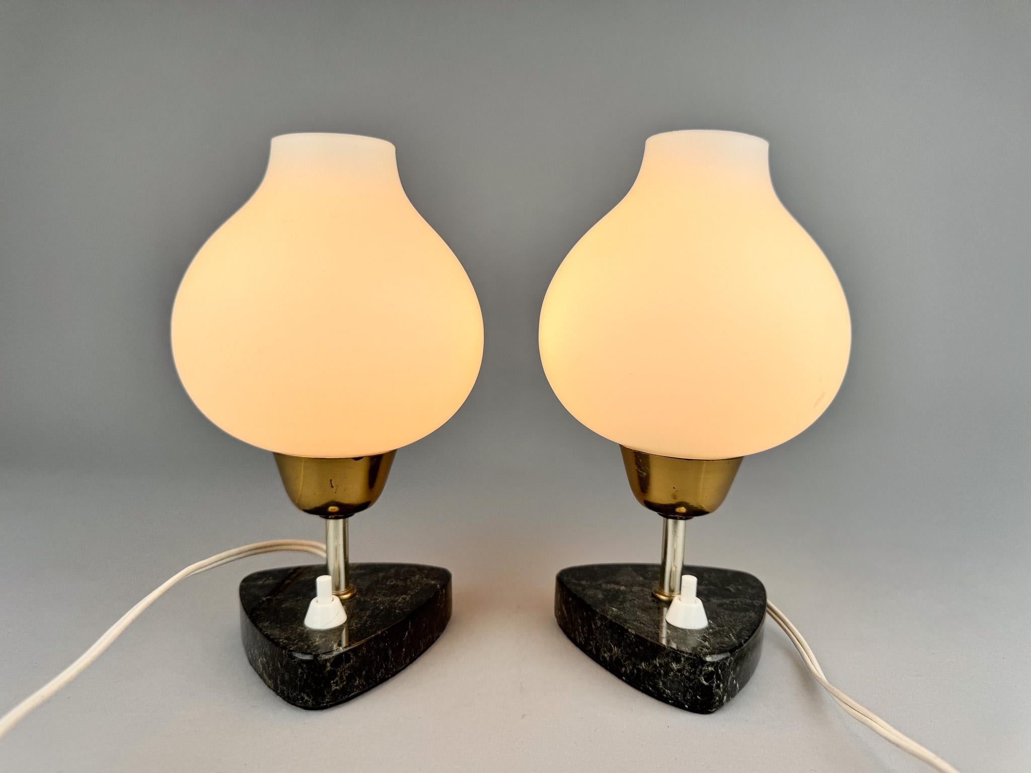 Paire de lampes de table ou de chevet du milieu du siècle dernier Bon état - En vente à Praha, CZ