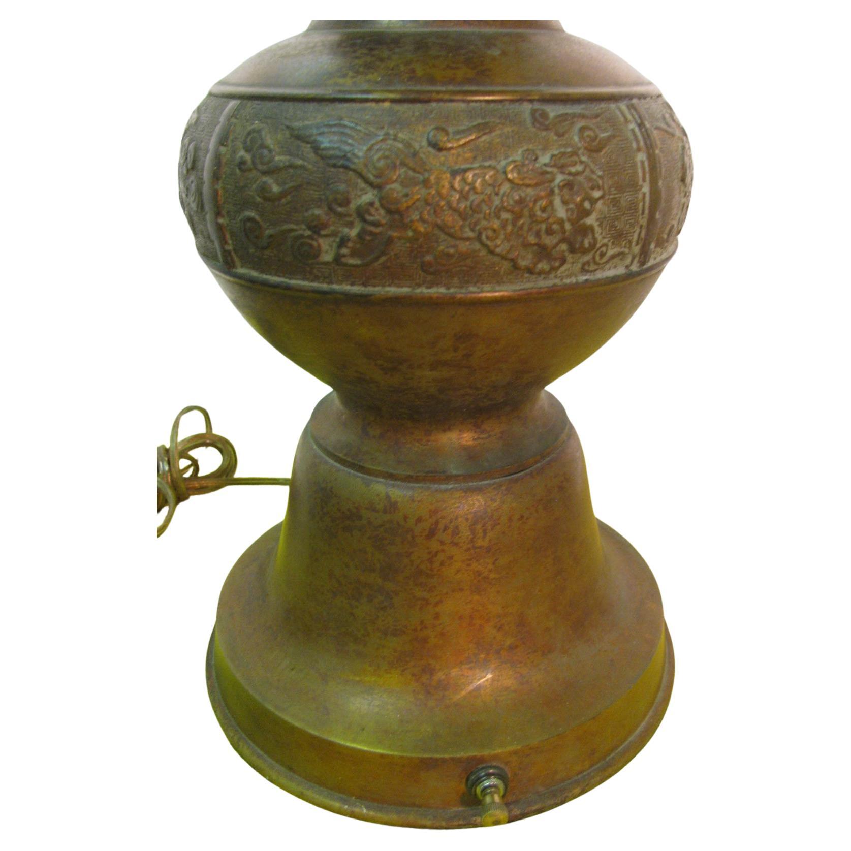 Pareja de lámparas de sobremesa japonesas altas de mediados de siglo patinadas en bronce Anglojaponés en venta