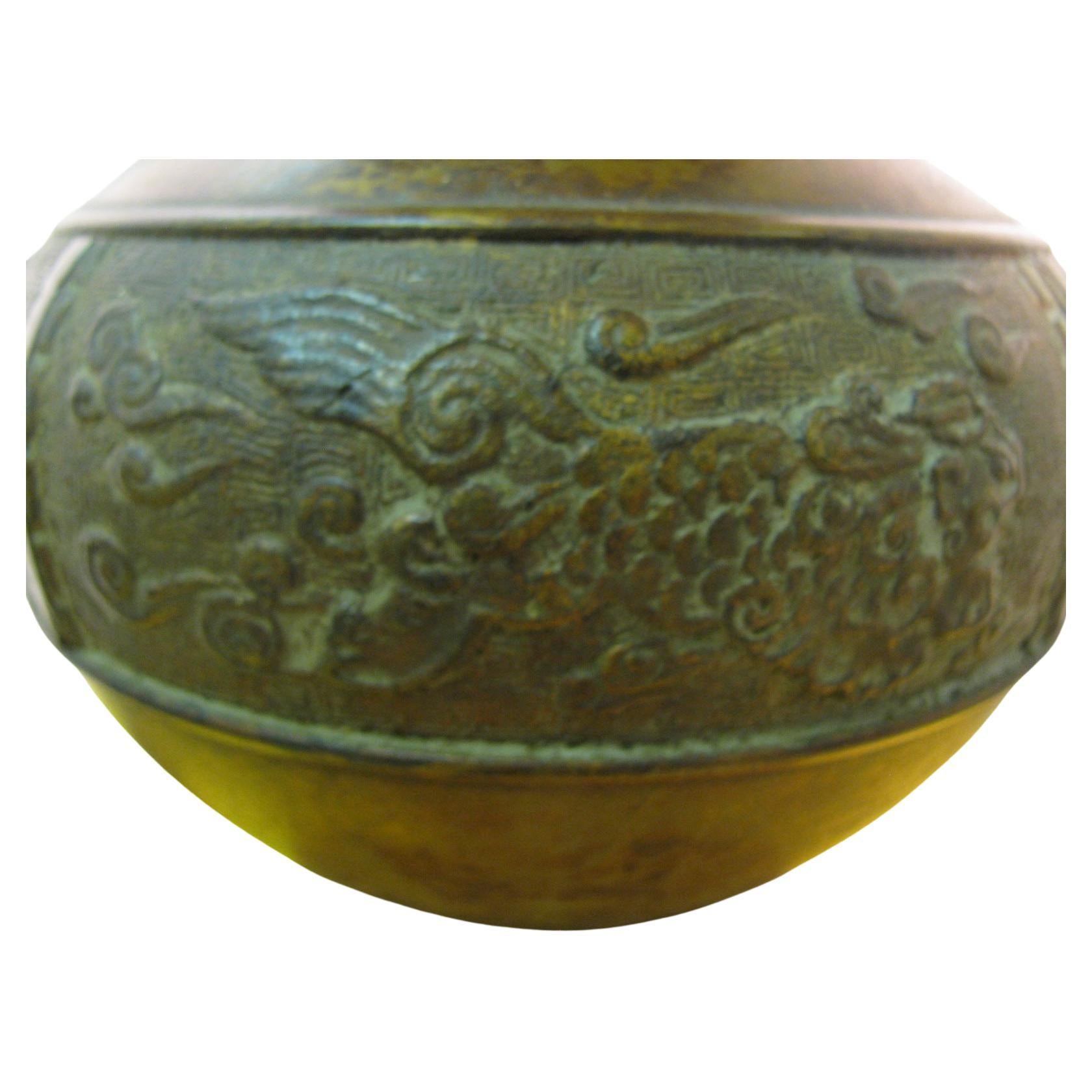 Pareja de lámparas de sobremesa japonesas altas de mediados de siglo patinadas en bronce Japonés en venta
