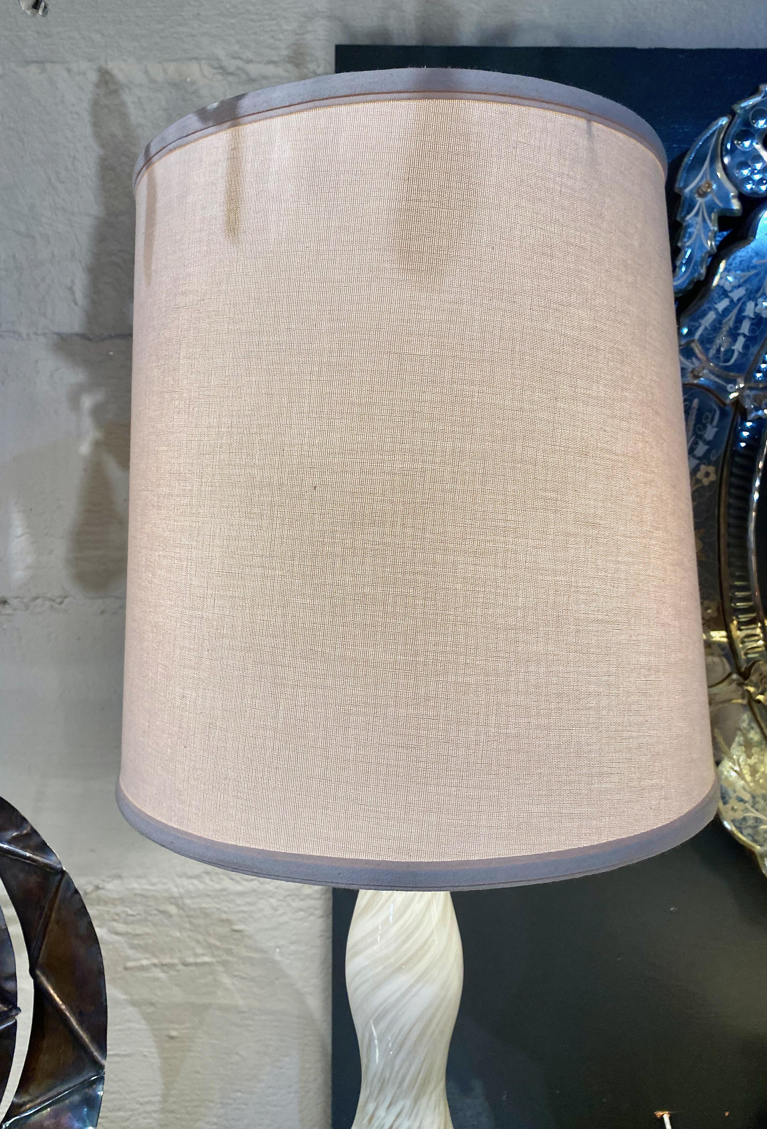 Paire de grandes lampes de Murano du milieu du siècle dernier en vente 3