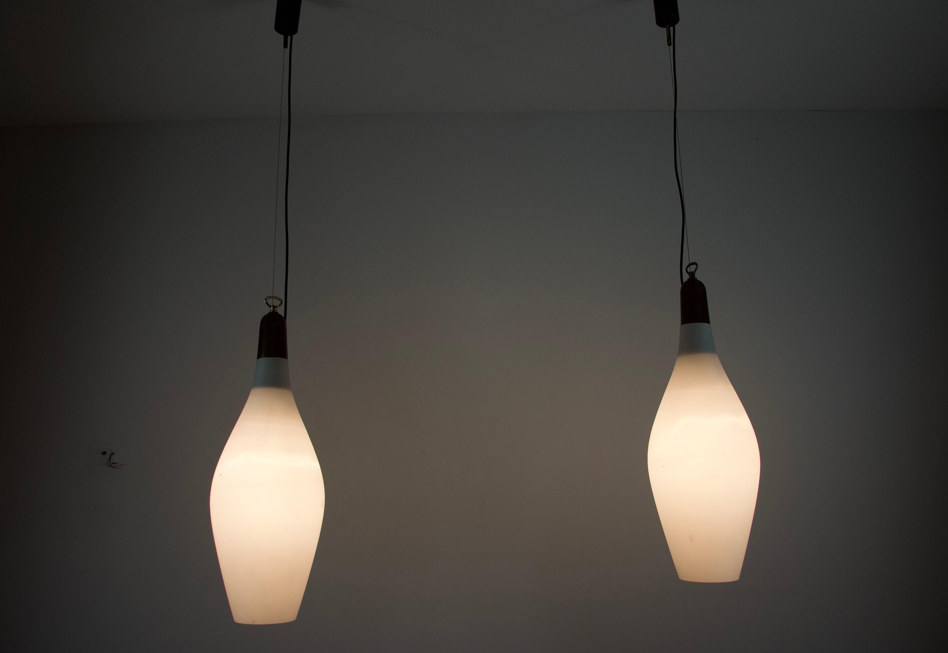 Paire de lampes suspendues en teck et verre opale du milieu du siècle, Italie, années 1960 en vente 5