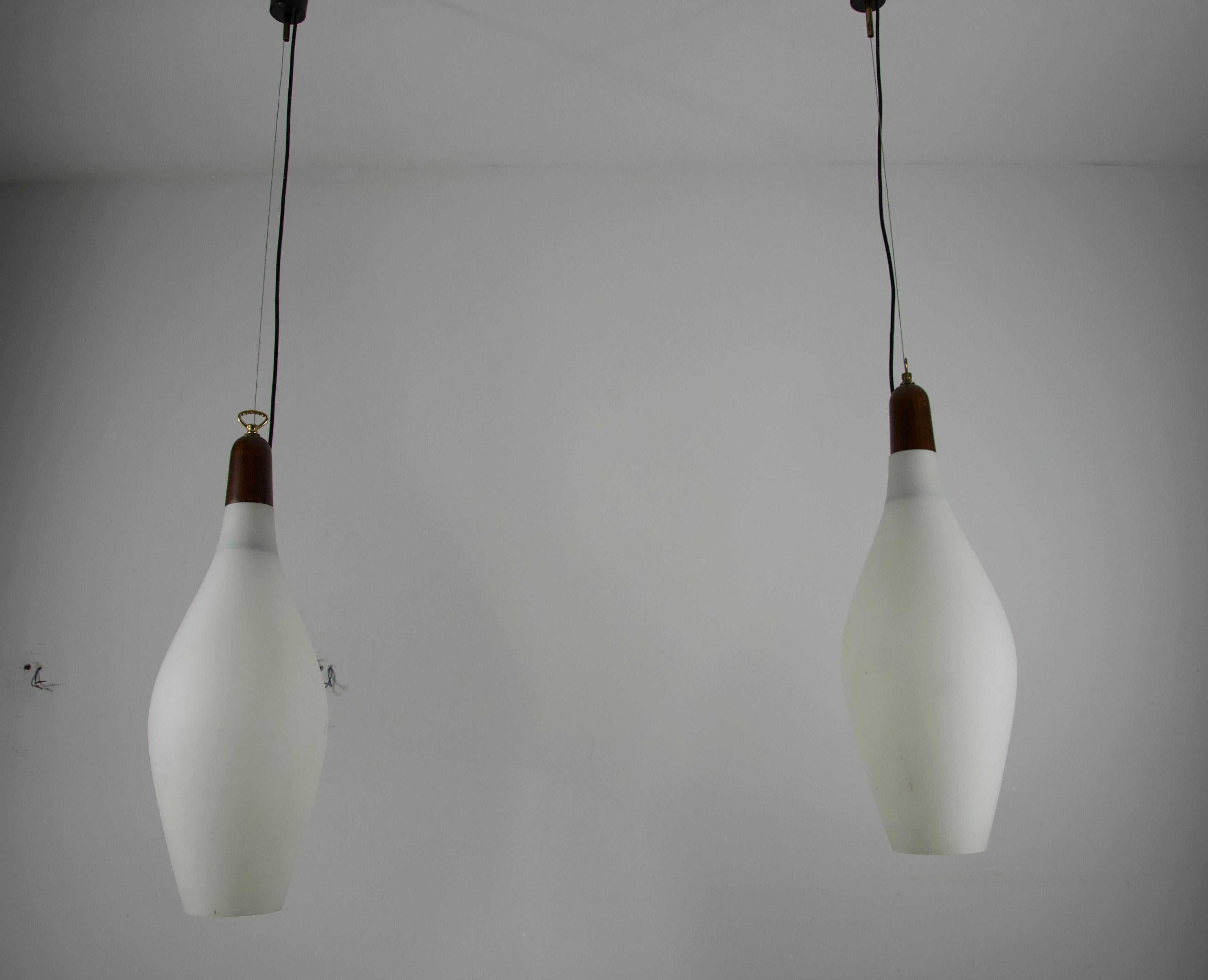 Mid-Century Modern Paire de lampes suspendues en teck et verre opale du milieu du siècle, Italie, années 1960 en vente