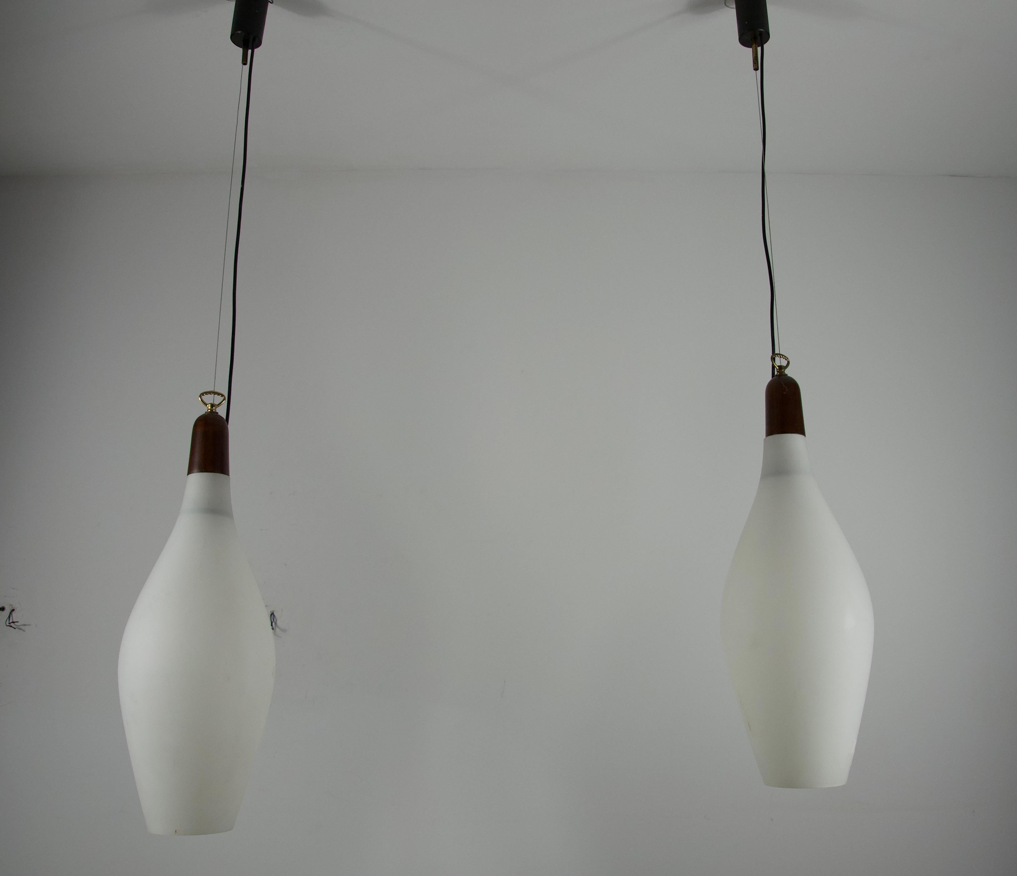 italien Paire de lampes suspendues en teck et verre opale du milieu du siècle, Italie, années 1960 en vente