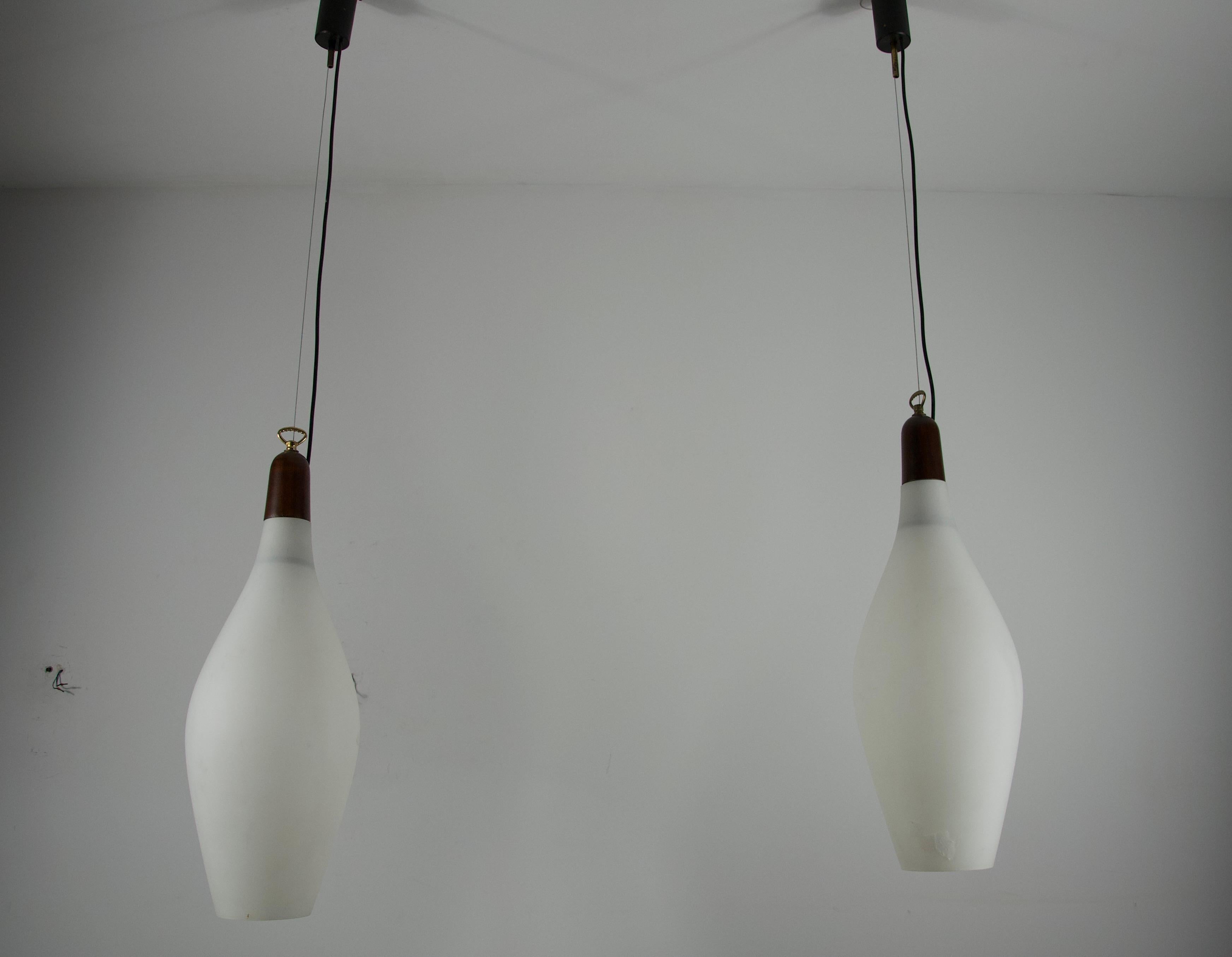 Paire de lampes suspendues en teck et verre opale du milieu du siècle, Italie, années 1960 Bon état - En vente à Hagenbach, DE