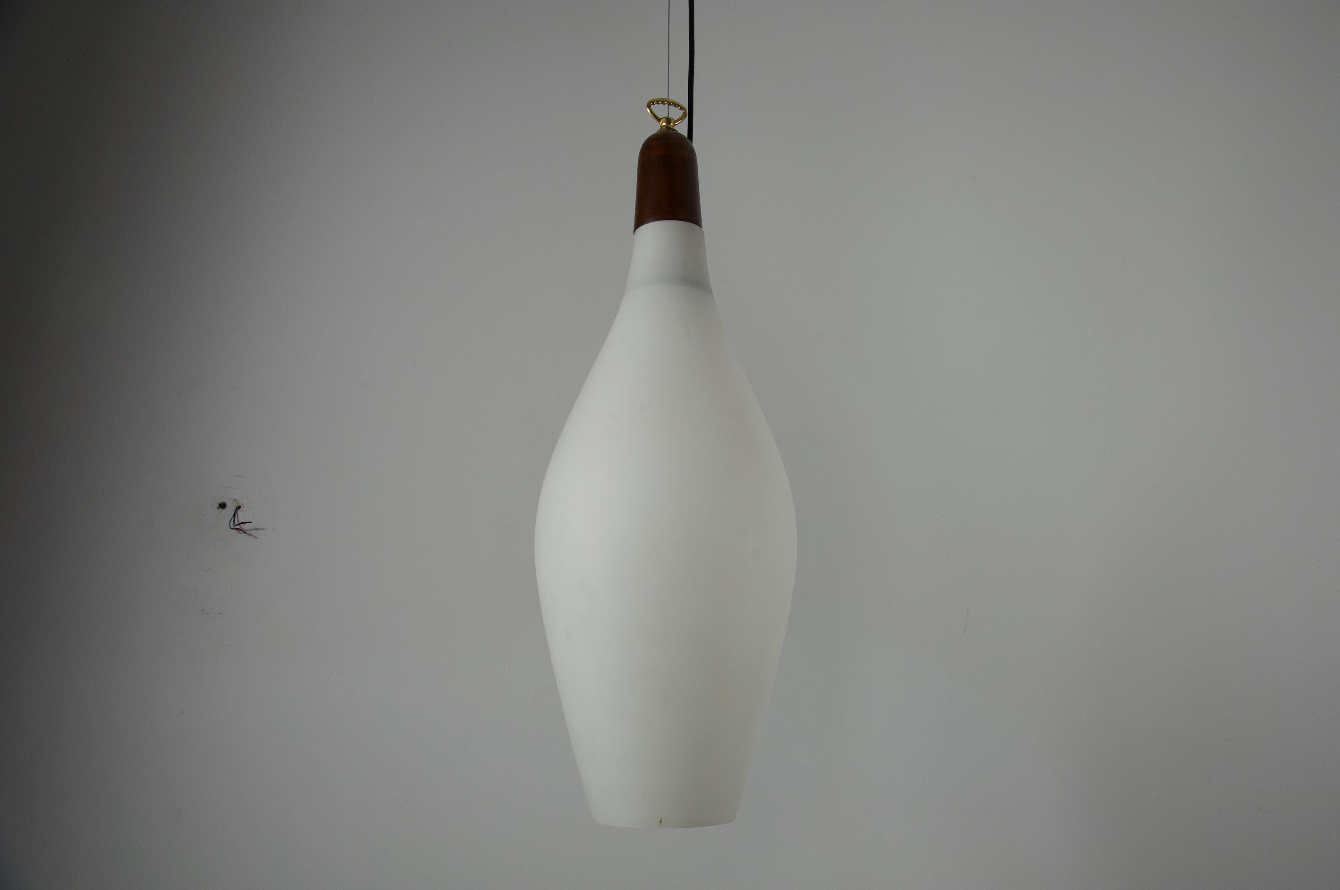 Milieu du XXe siècle Paire de lampes suspendues en teck et verre opale du milieu du siècle, Italie, années 1960 en vente