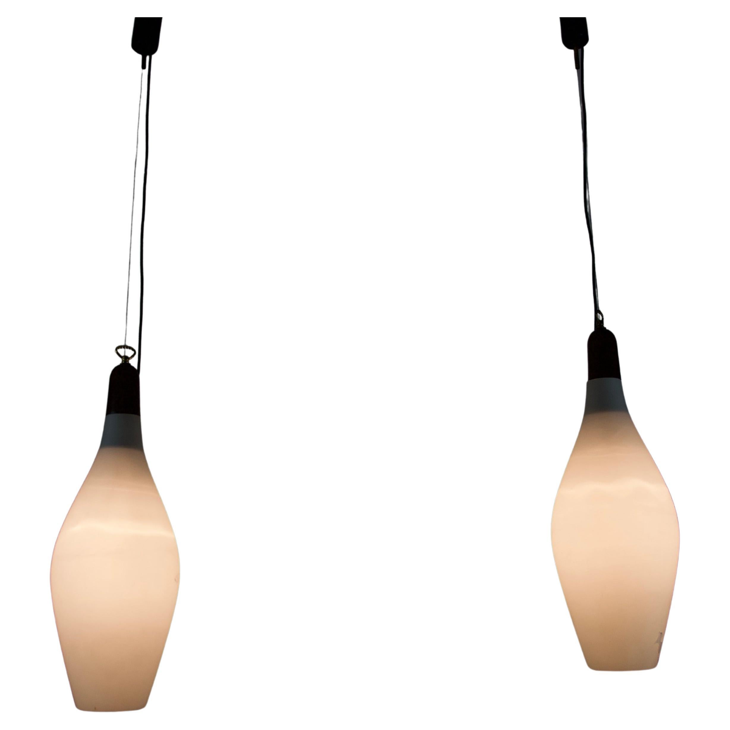 Paire de lampes suspendues en teck et verre opale du milieu du siècle, Italie, années 1960 en vente