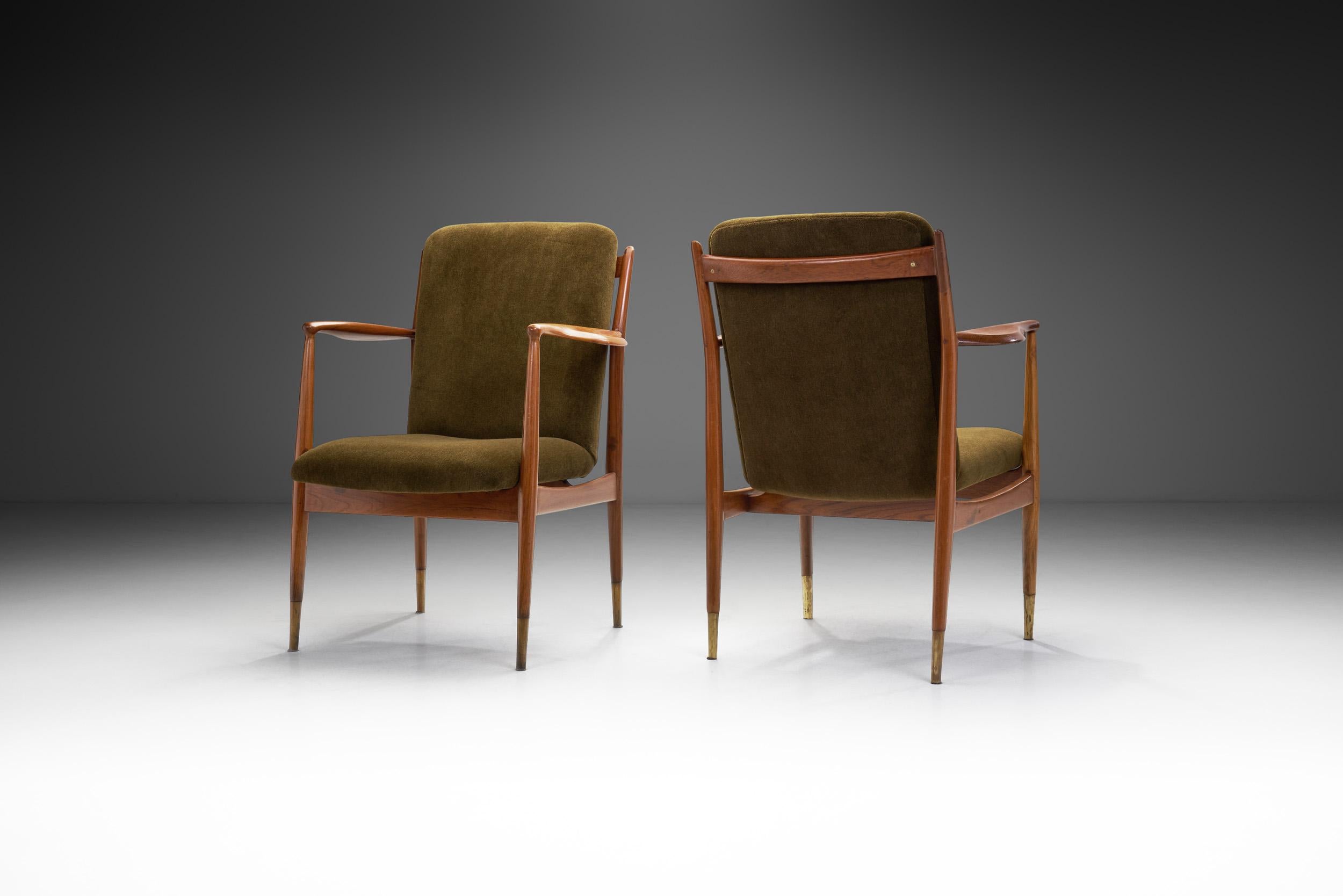 El siglo XX fue testigo del auge de excepcionales fabricantes de muebles italianos que dejaron una huella indeleble en el mundo del diseño. Sus creaciones innovadoras y su enfoque visionario siguen inspirando e influyendo en los diseños de la