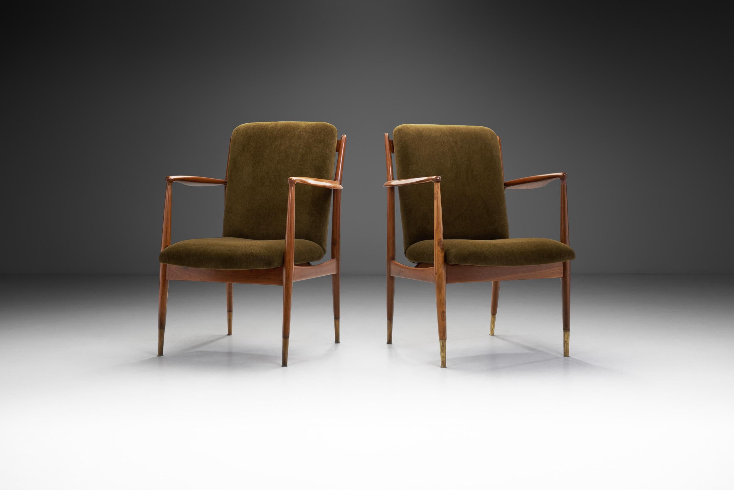 Pareja de sillones de teca de mediados de siglo en terciopelo verde oscuro, Italia Años 50 Moderno de mediados de siglo en venta