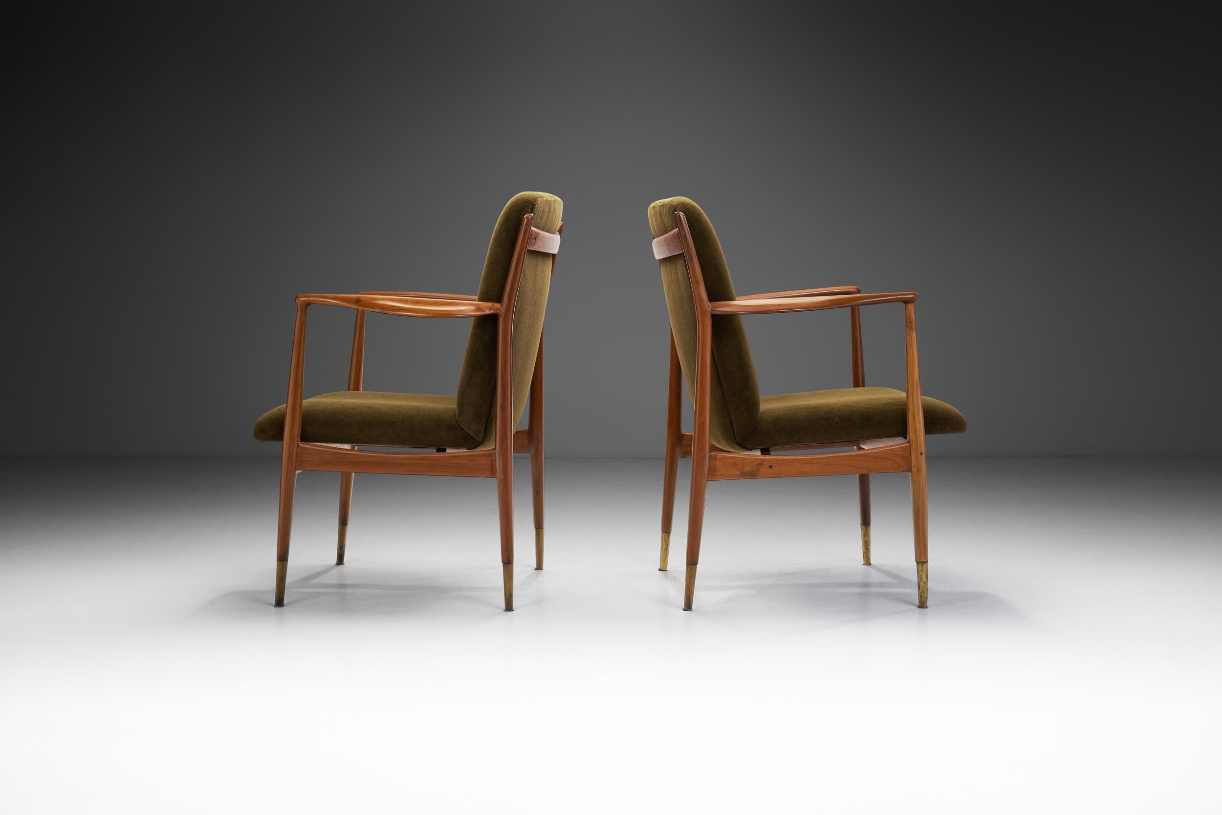 Pareja de sillones de teca de mediados de siglo en terciopelo verde oscuro, Italia Años 50 Italiano en venta