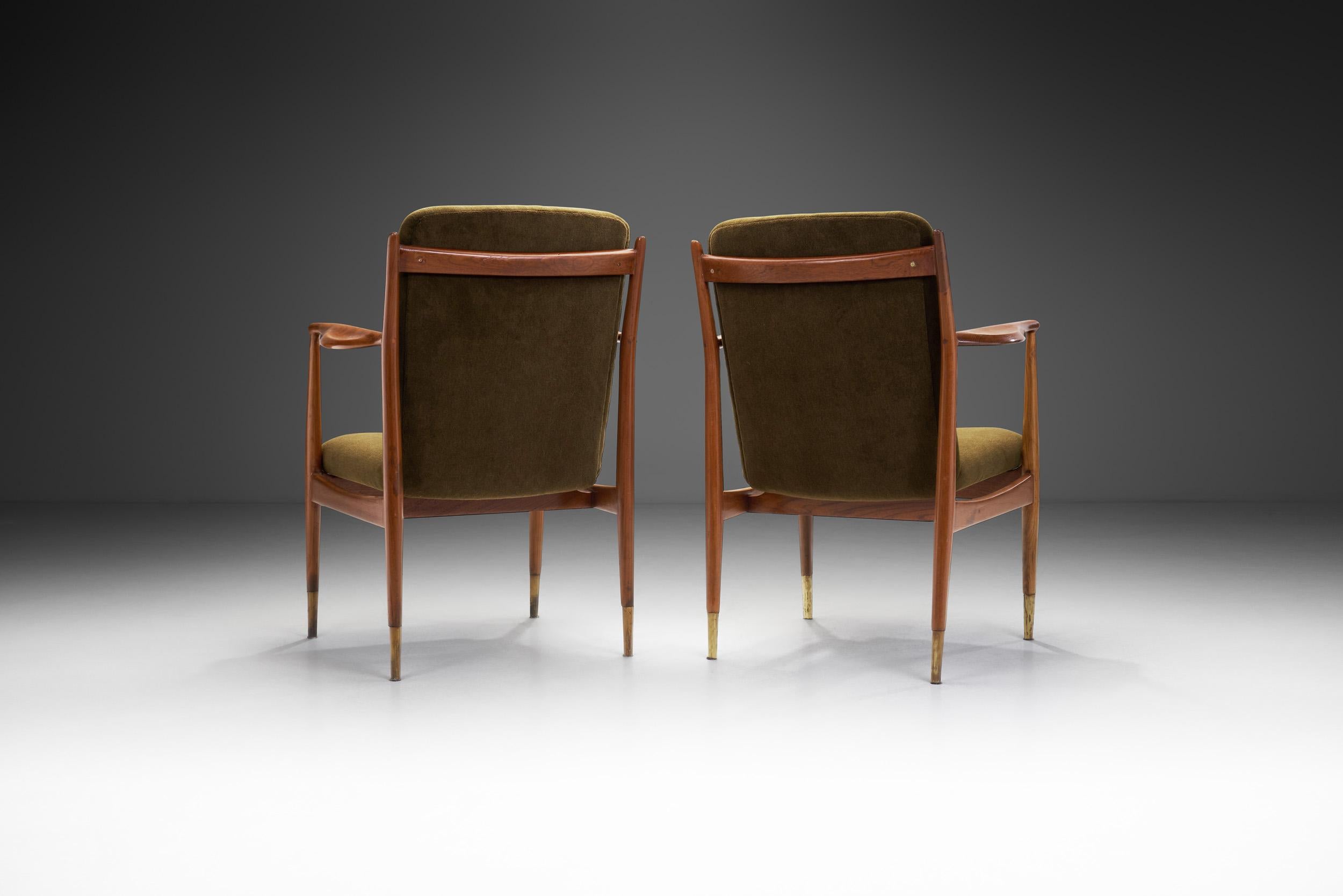 Pareja de sillones de teca de mediados de siglo en terciopelo verde oscuro, Italia Años 50 en Bueno estado para la venta en Utrecht, NL