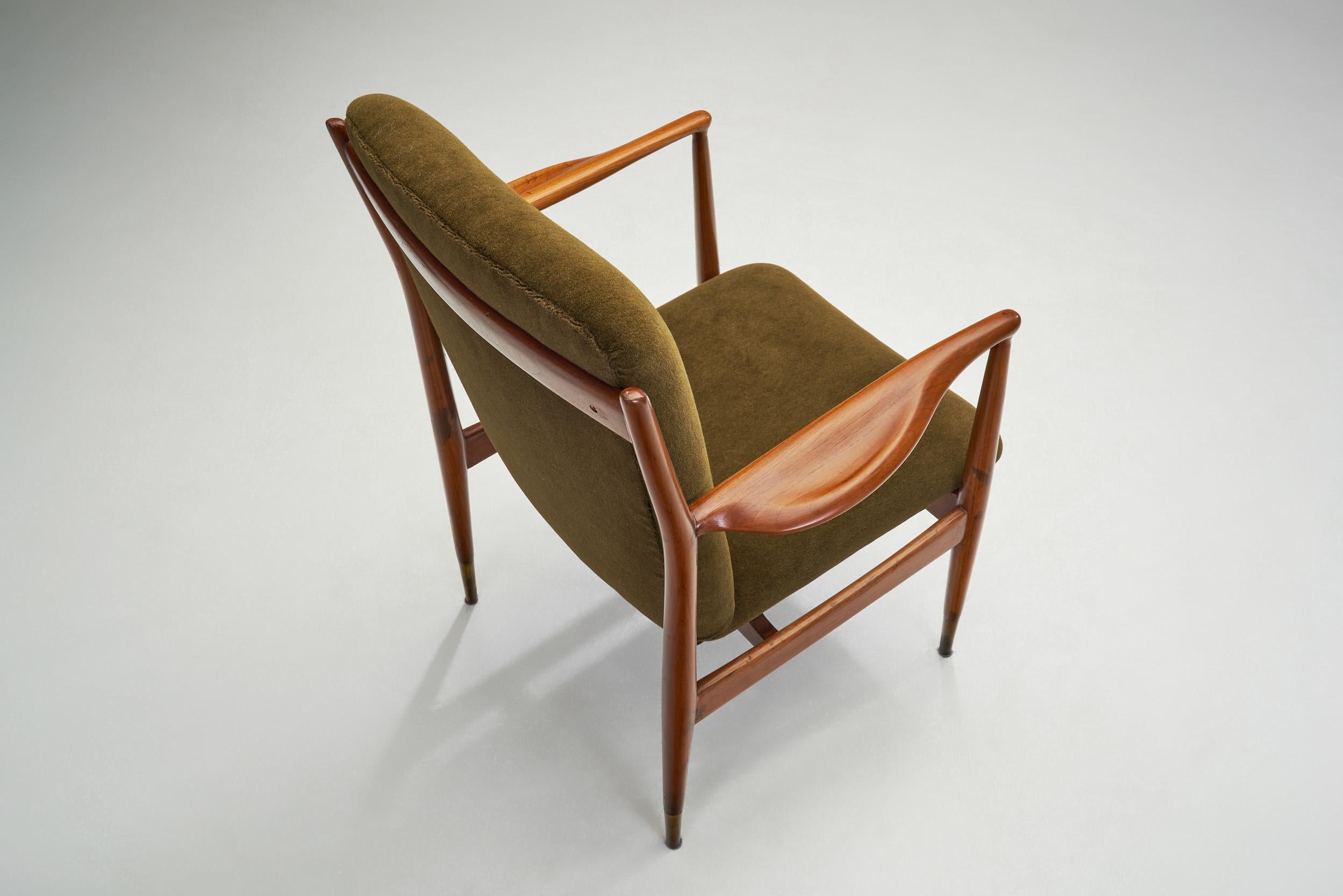 Pareja de sillones de teca de mediados de siglo en terciopelo verde oscuro, Italia Años 50 mediados del siglo XX en venta