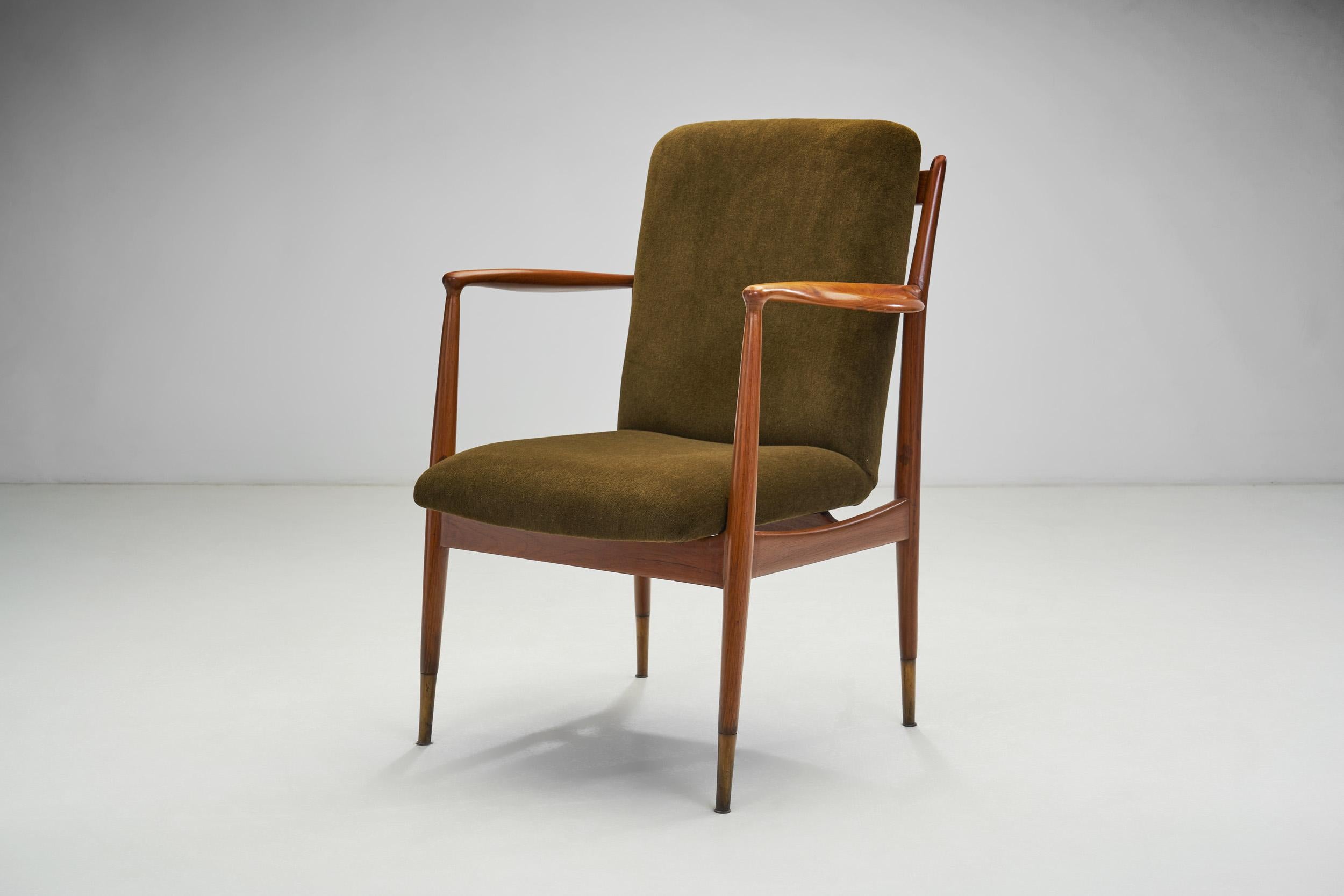 Pareja de sillones de teca de mediados de siglo en terciopelo verde oscuro, Italia Años 50 Terciopelo en venta