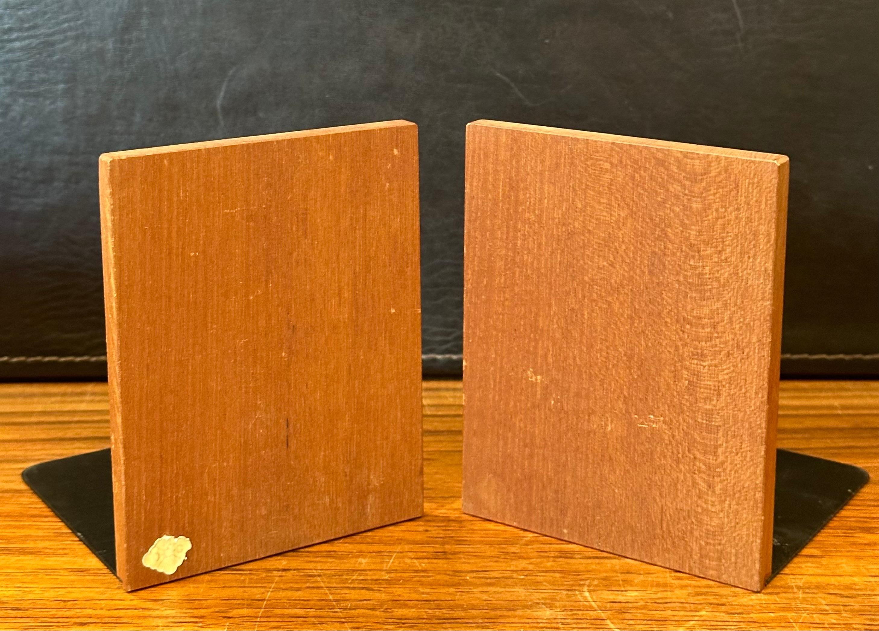 Paar Bücherstützen aus Teakholz aus der Mitte des Jahrhunderts im Angebot 5