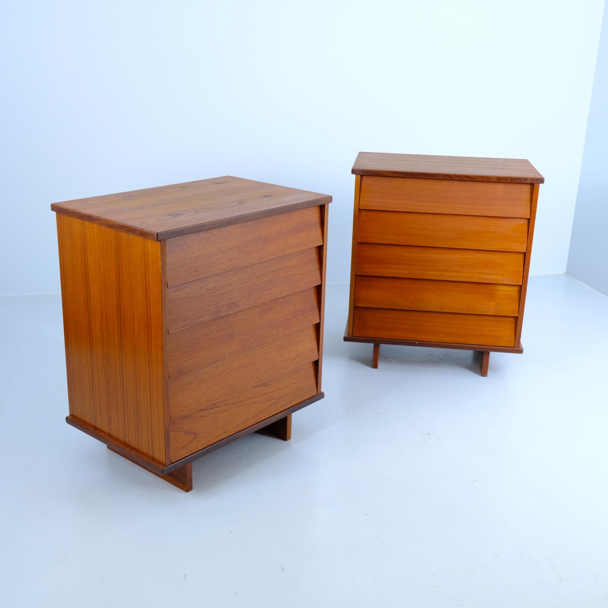 Coppia di cassettiere in teak di metà secolo, Ilmari Tapiovaara per Asko, anni '50 in vendita 4