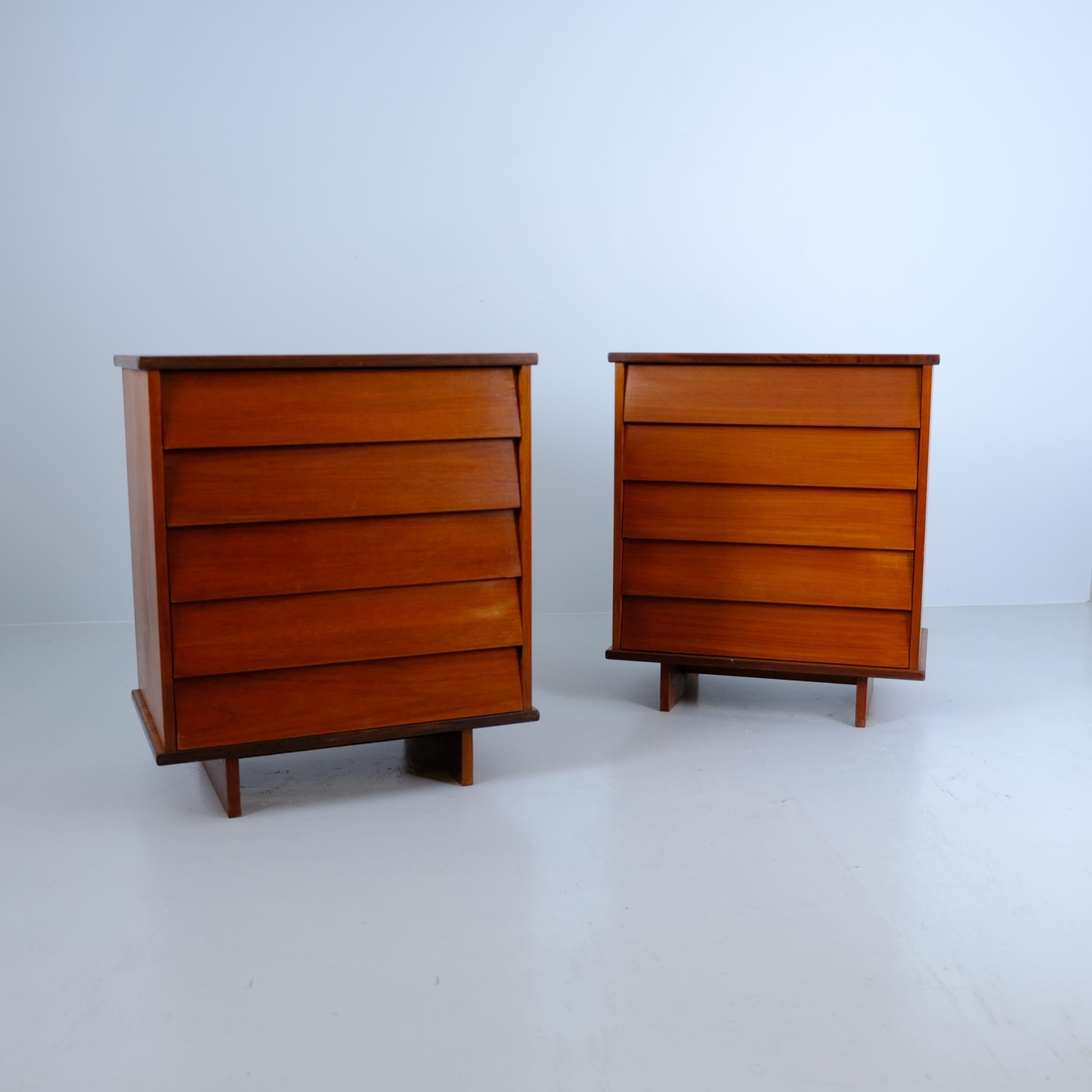 Una coppia di cassettiere in teak molto elegante e distinta, disegnata da Ilmari Tapiovaara e prodotta da Asko in Finlandia negli anni Cinquanta. Tra i design più popolari di Tapiovaara, ammirati per le loro linee pulite, le proporzioni equilibrate