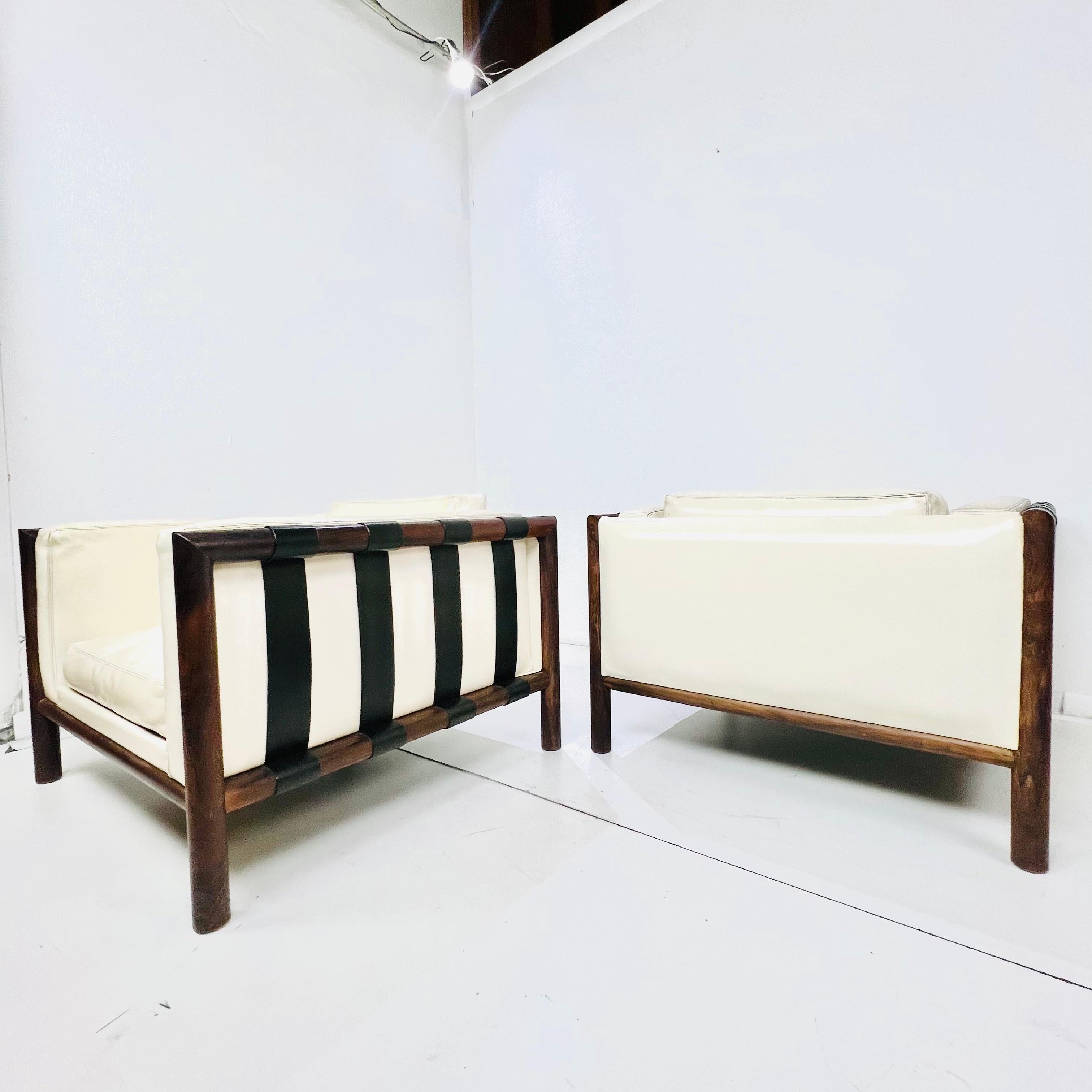 Paire de chaises longues en bois de rose et Naugahyde du milieu du siècle de Thayer Coggin en vente 6