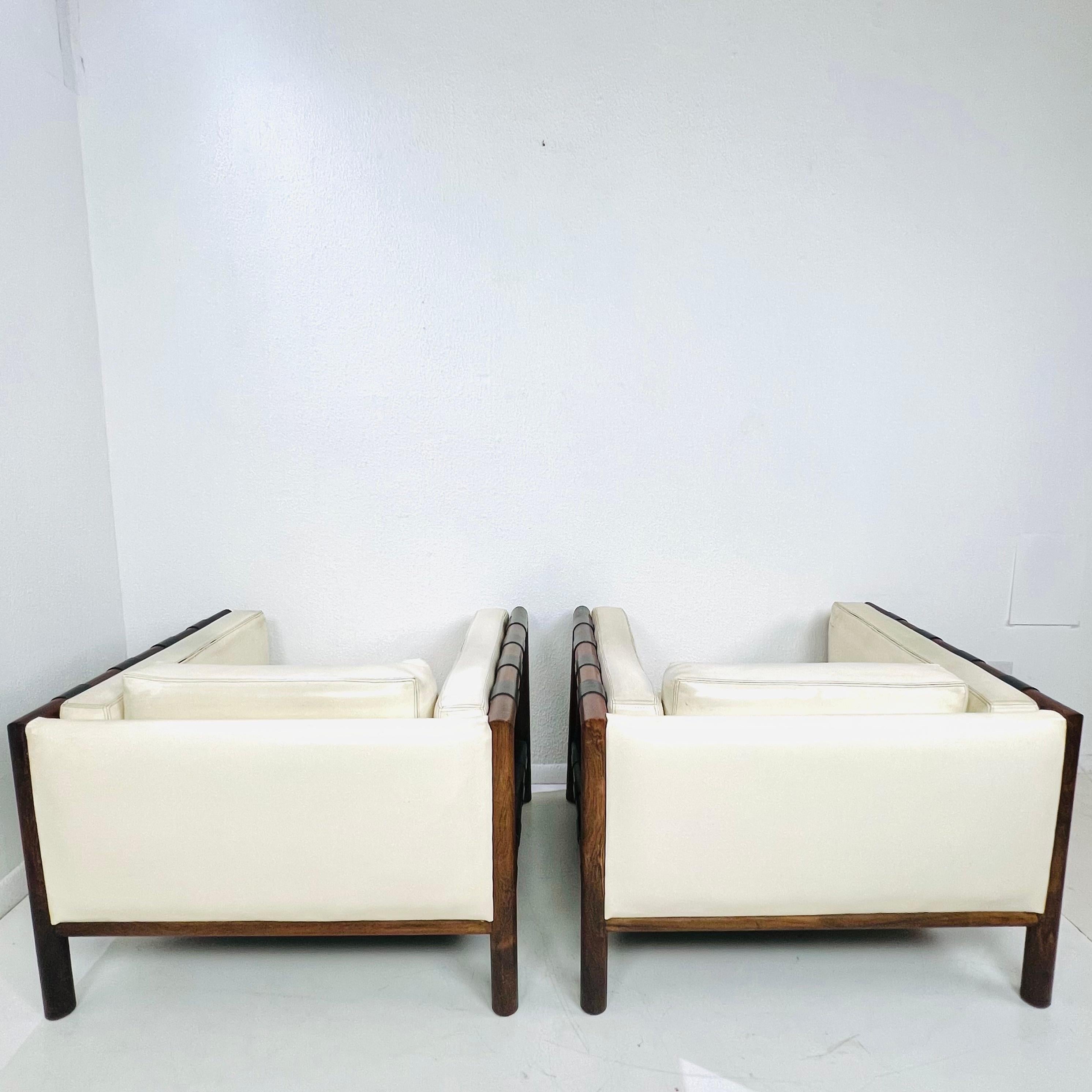 Paire de chaises longues en bois de rose et Naugahyde du milieu du siècle de Thayer Coggin en vente 7