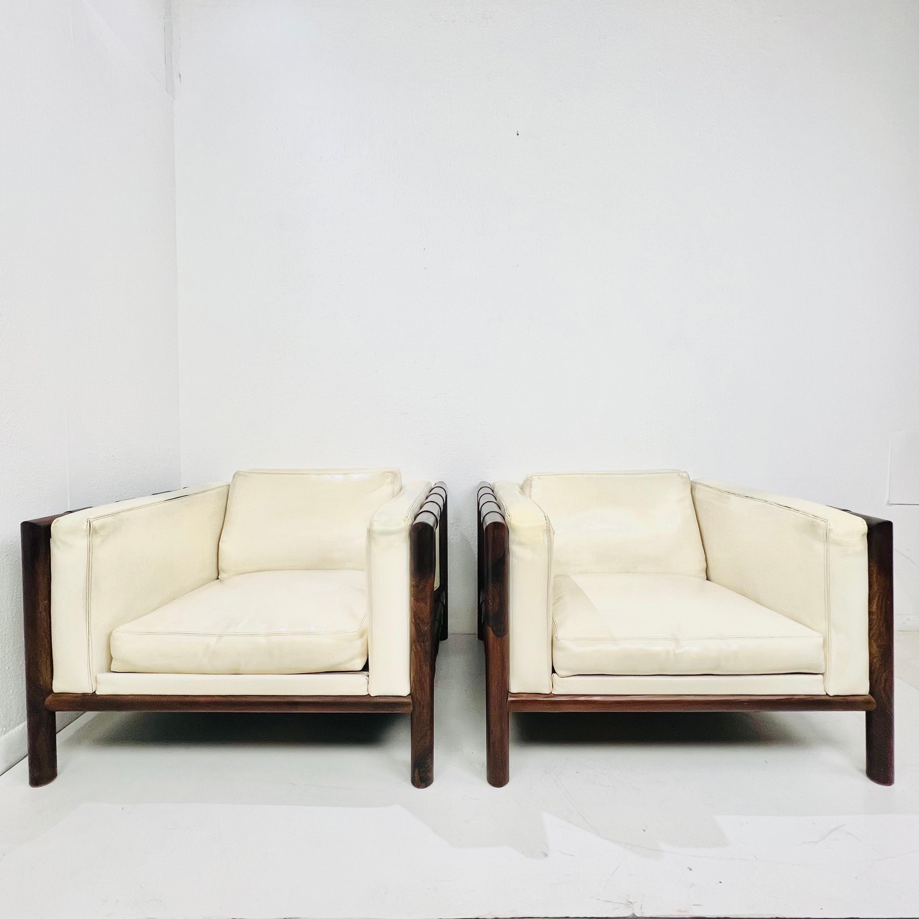 Mid-Century Modern Paire de chaises longues en bois de rose et Naugahyde du milieu du siècle de Thayer Coggin en vente