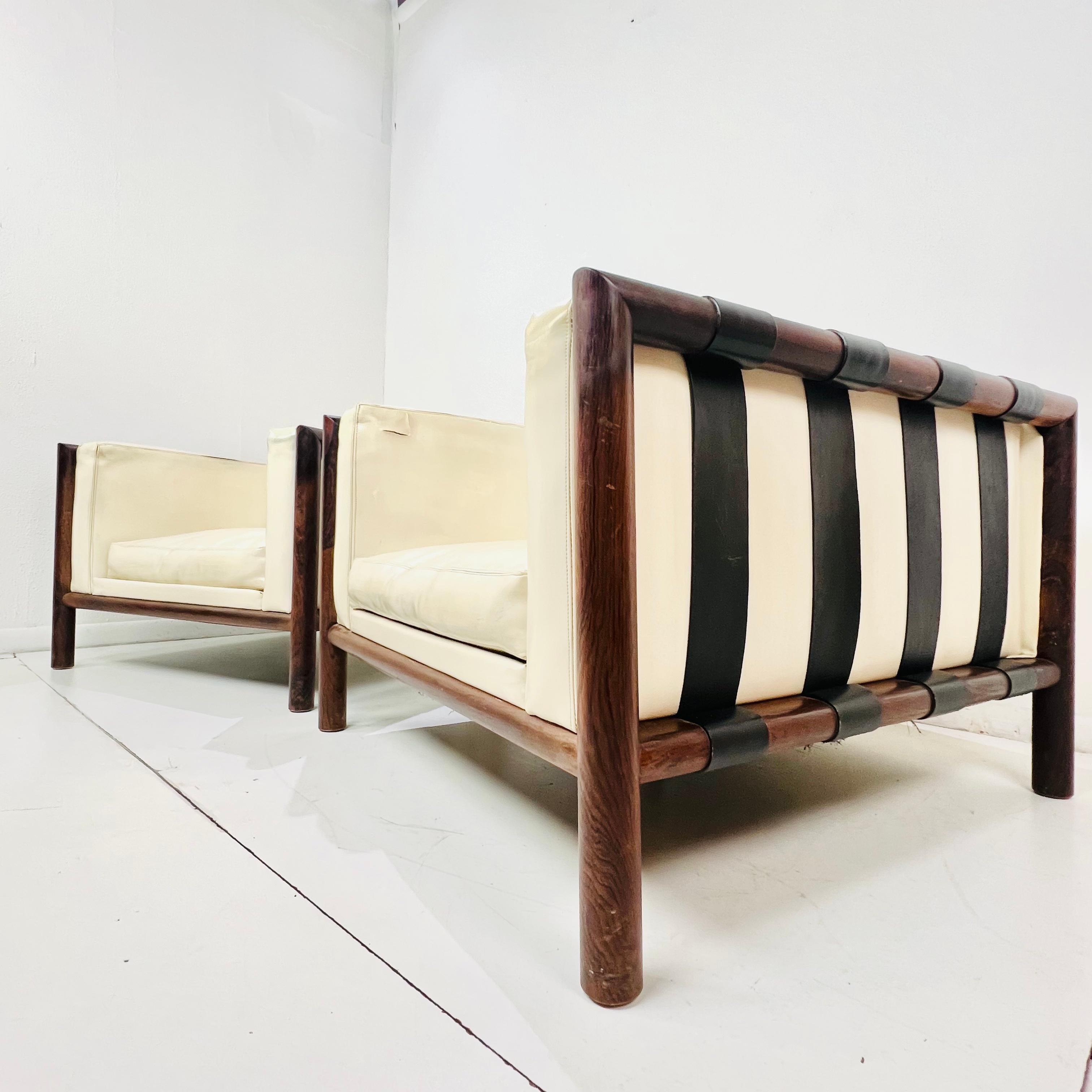 Paire de chaises longues en bois de rose et Naugahyde du milieu du siècle de Thayer Coggin Bon état - En vente à Dallas, TX