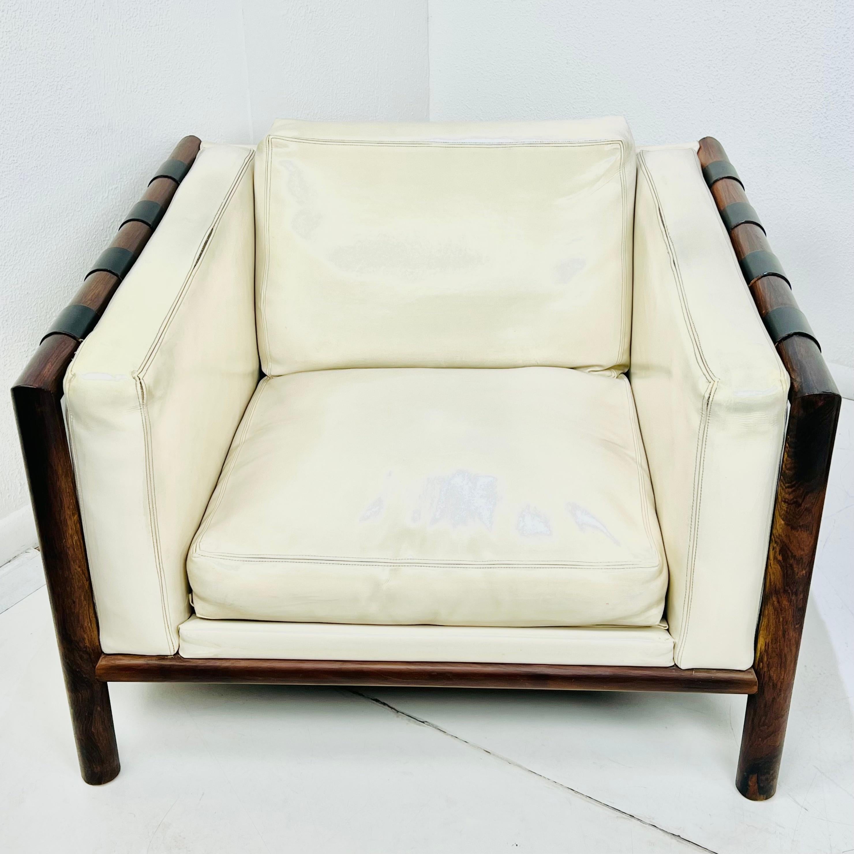 Paire de chaises longues en bois de rose et Naugahyde du milieu du siècle de Thayer Coggin en vente 1