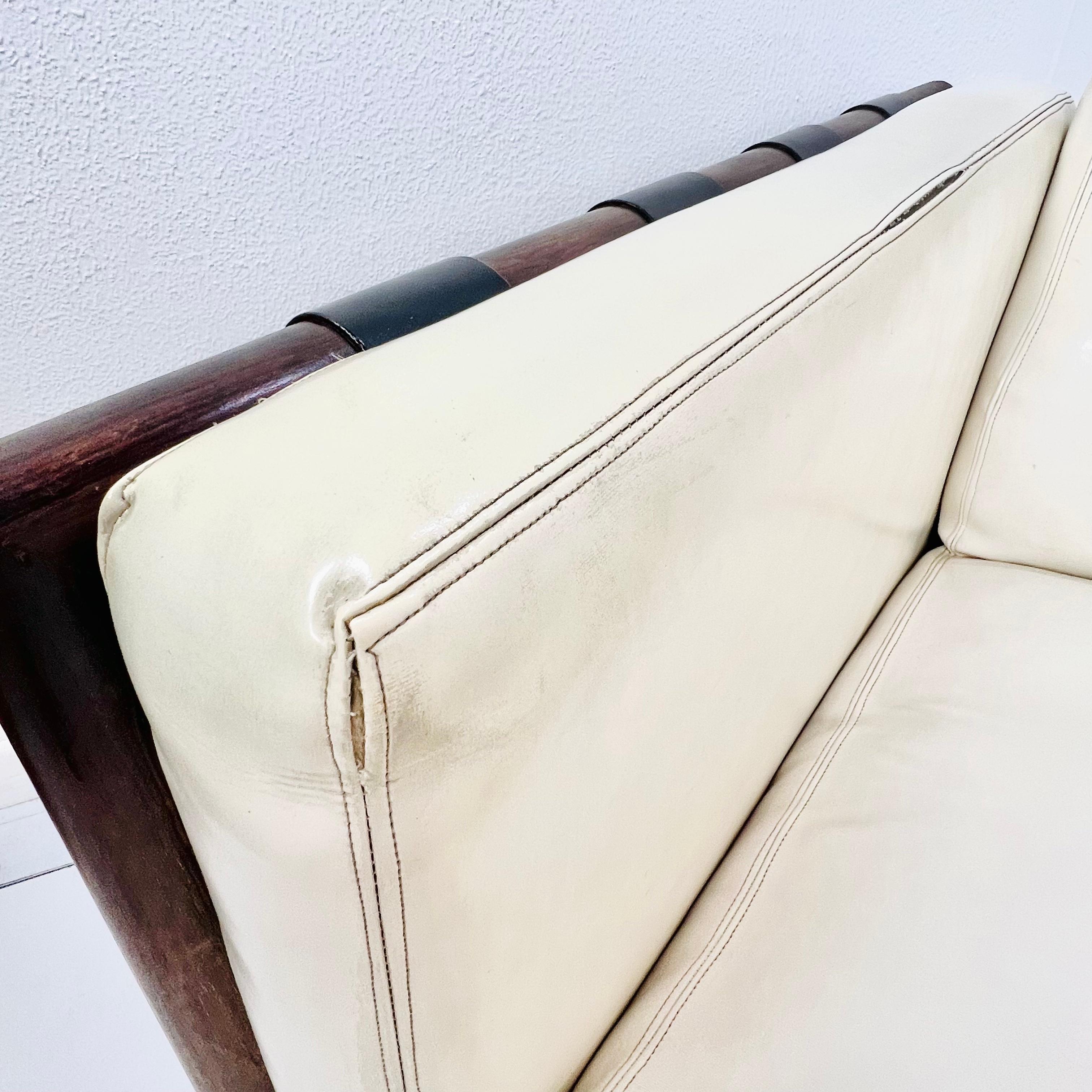 Paire de chaises longues en bois de rose et Naugahyde du milieu du siècle de Thayer Coggin en vente 3